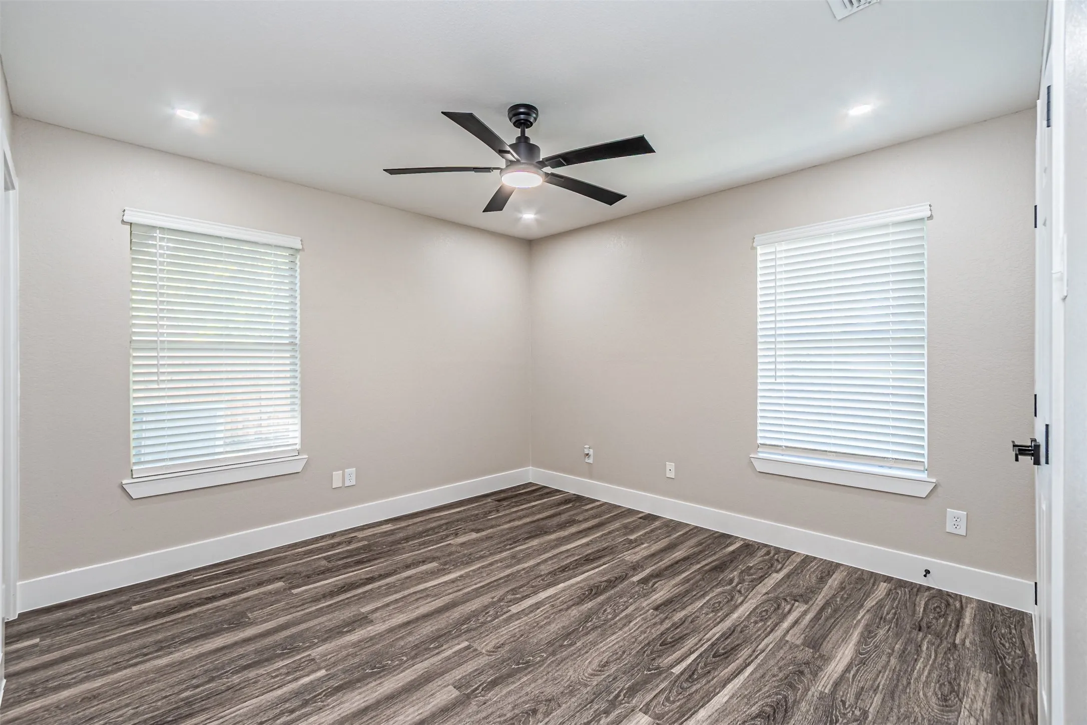 Single Family Residence For Sale in Dallas County , 2811 Seagoville Road, Seagoville, Texas 75159, 3 Bedroom, 2 Bathroom, 2 Garage spaces, 1,828 Sqft, built in 1994, mls#21349534, Real Estate Agent in Seagoville, Homes For Sale in Dallas county, Homes For Sale in Seagoville, Realtor in Seagoville Texas, Real Estate Brokerage Independent Realty Texas, Luminita Cordes Realtor