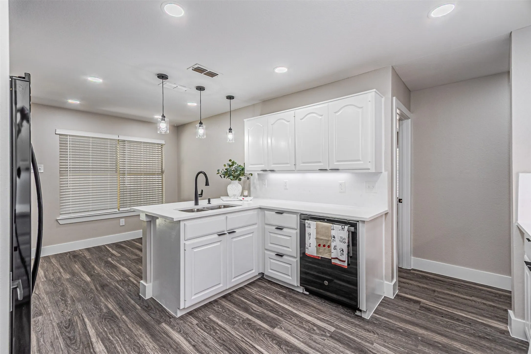 Single Family Residence For Sale in Dallas County , 2811 Seagoville Road, Seagoville, Texas 75159, 3 Bedroom, 2 Bathroom, 2 Garage spaces, 1,828 Sqft, built in 1994, mls#21349534, Real Estate Agent in Seagoville, Homes For Sale in Dallas county, Homes For Sale in Seagoville, Realtor in Seagoville Texas, Real Estate Brokerage Independent Realty Texas, Luminita Cordes Realtor