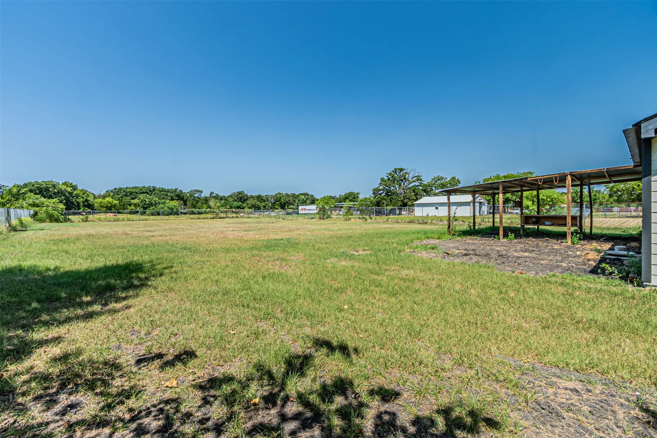 Single Family Residence For Sale in Dallas County , 2811 Seagoville Road, Seagoville, Texas 75159, 3 Bedroom, 2 Bathroom, 2 Garage spaces, 1,828 Sqft, built in 1994, mls#21349534, Real Estate Agent in Seagoville, Homes For Sale in Dallas county, Homes For Sale in Seagoville, Realtor in Seagoville Texas, Real Estate Brokerage Independent Realty Texas, Luminita Cordes Realtor