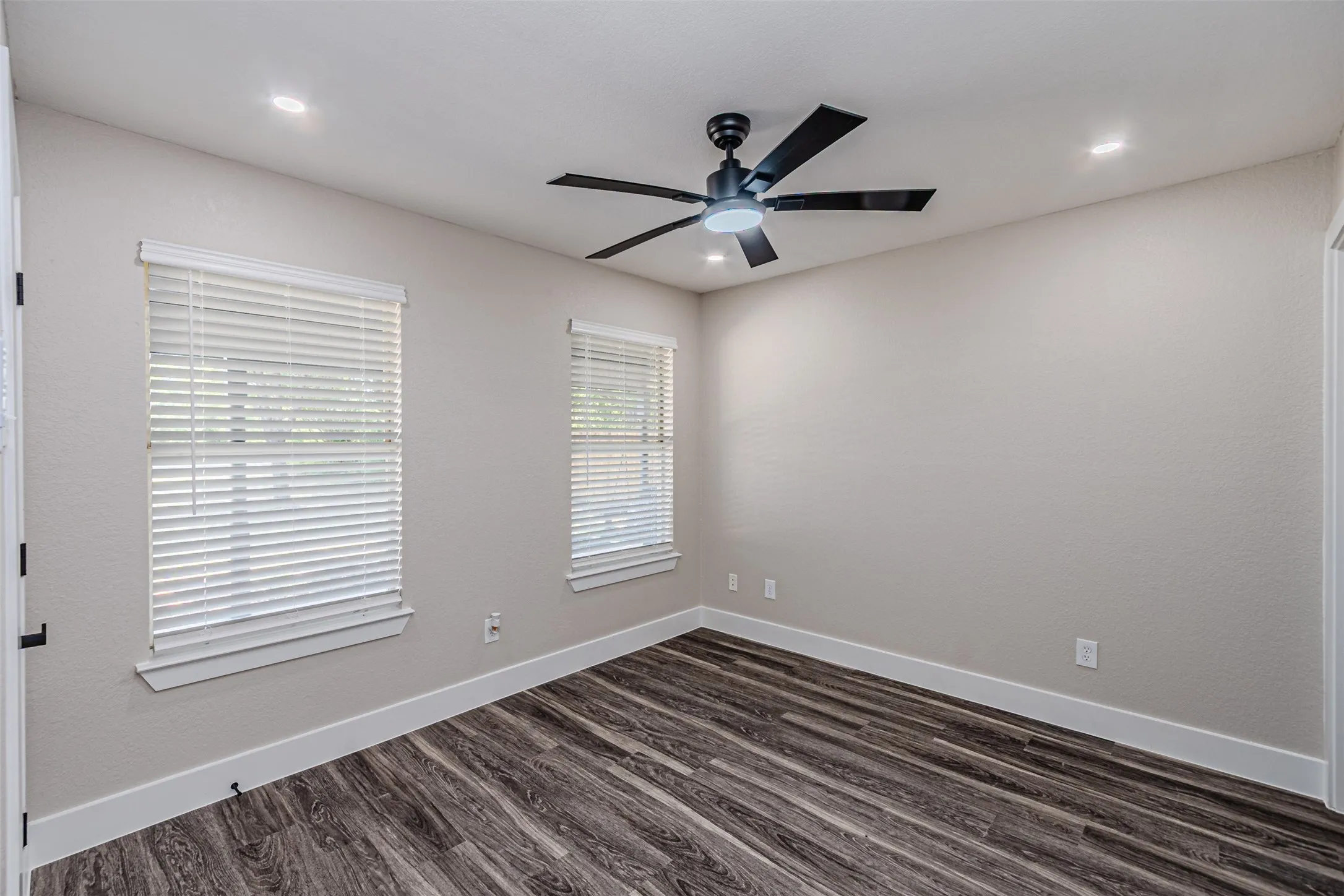 Single Family Residence For Sale in Dallas County , 2811 Seagoville Road, Seagoville, Texas 75159, 3 Bedroom, 2 Bathroom, 2 Garage spaces, 1,828 Sqft, built in 1994, mls#21349534, Real Estate Agent in Seagoville, Homes For Sale in Dallas county, Homes For Sale in Seagoville, Realtor in Seagoville Texas, Real Estate Brokerage Independent Realty Texas, Luminita Cordes Realtor