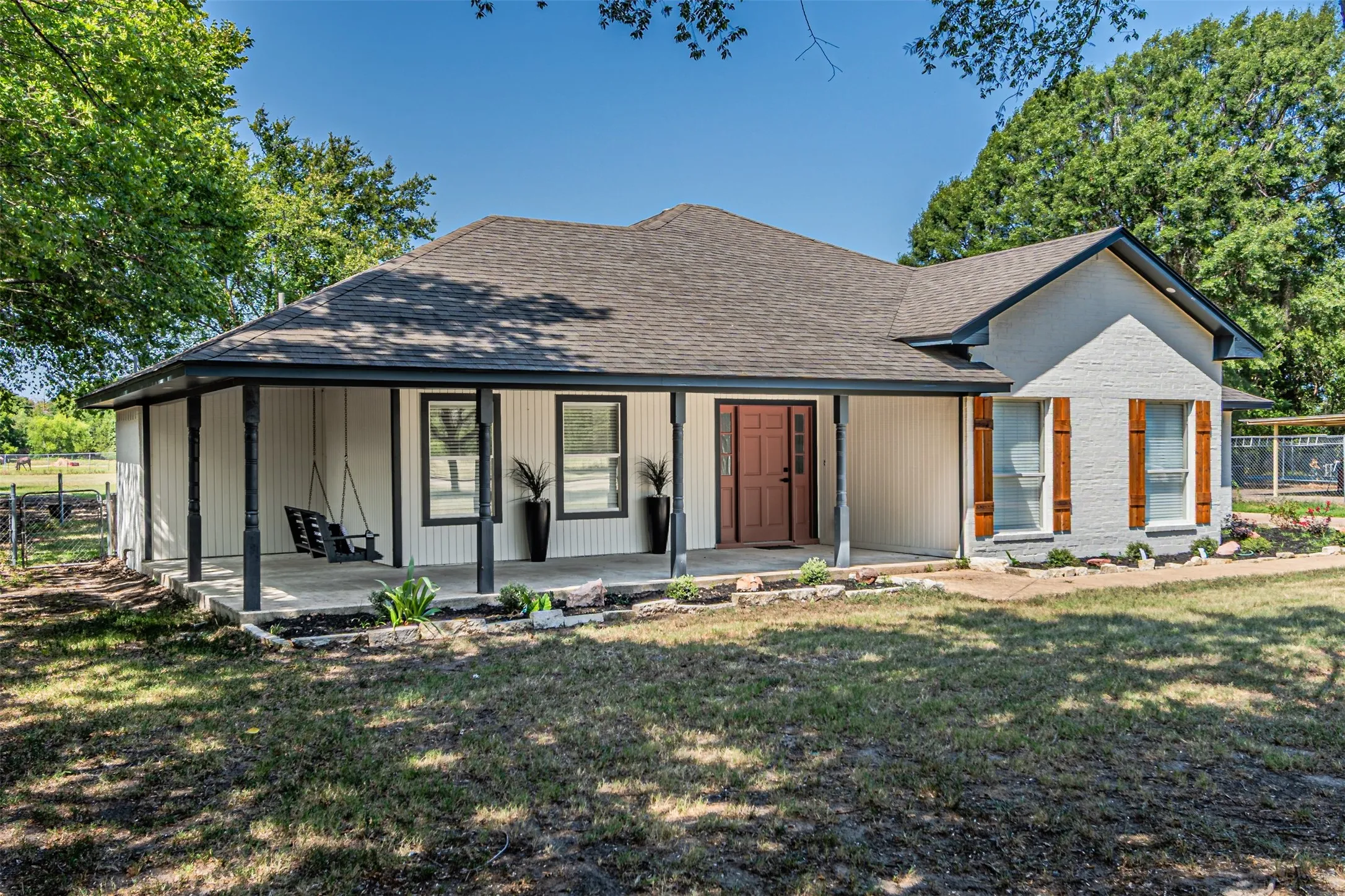 Single Family Residence For Sale in Dallas County , 2811 Seagoville Road, Seagoville, Texas 75159, 3 Bedroom, 2 Bathroom, 2 Garage spaces, 1,828 Sqft, built in 1994, mls#21349534, Real Estate Agent in Seagoville, Homes For Sale in Dallas county, Homes For Sale in Seagoville, Realtor in Seagoville Texas, Real Estate Brokerage Independent Realty Texas, Luminita Cordes Realtor