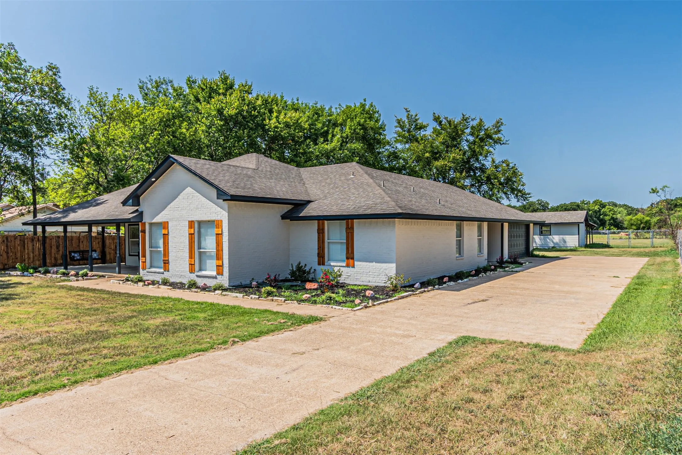 Single Family Residence For Sale in Dallas County , 2811 Seagoville Road, Seagoville, Texas 75159, 3 Bedroom, 2 Bathroom, 2 Garage spaces, 1,828 Sqft, built in 1994, mls#21349534, Real Estate Agent in Seagoville, Homes For Sale in Dallas county, Homes For Sale in Seagoville, Realtor in Seagoville Texas, Real Estate Brokerage Independent Realty Texas, Luminita Cordes Realtor
