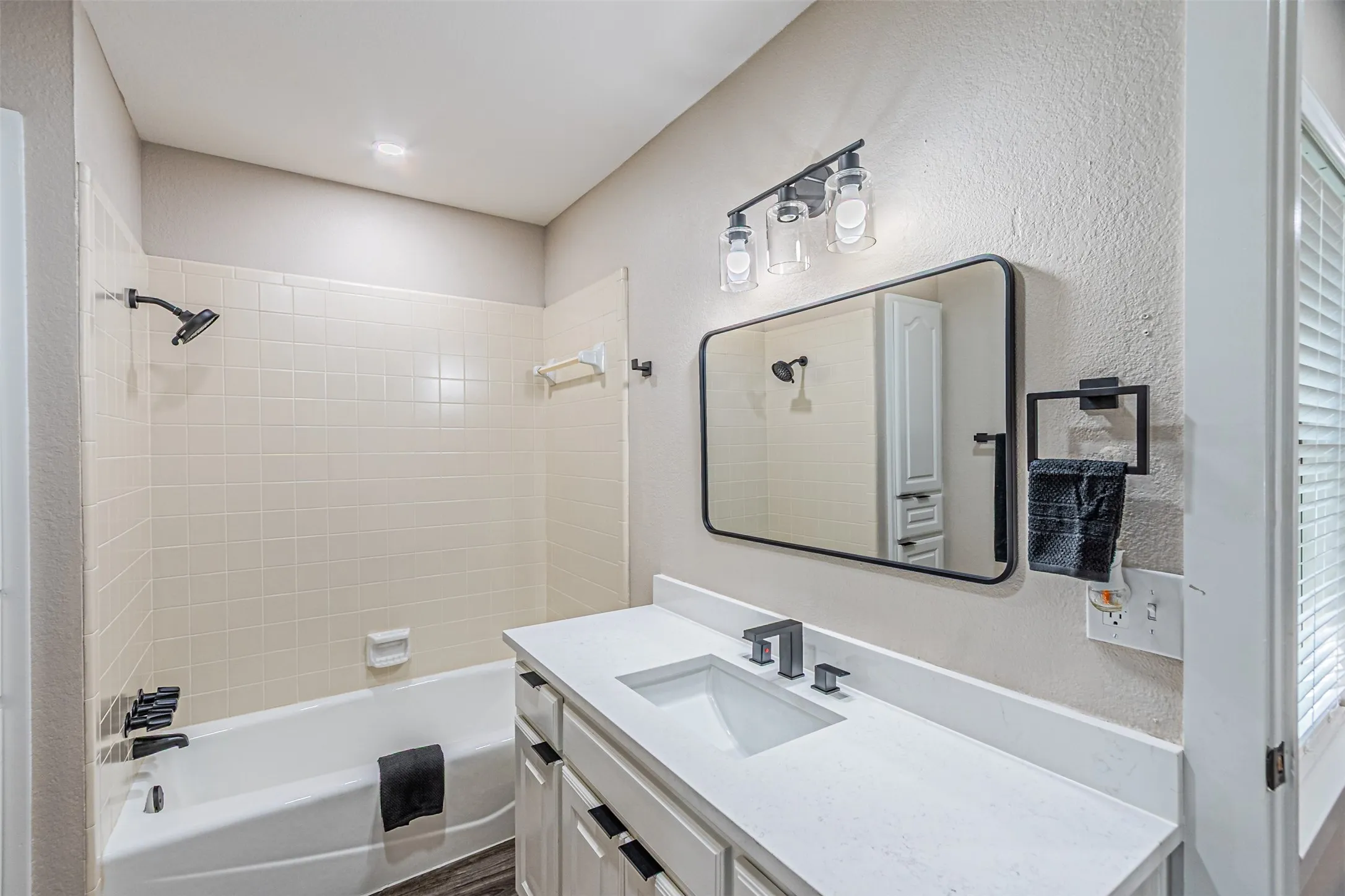 Single Family Residence For Sale in Dallas County , 2811 Seagoville Road, Seagoville, Texas 75159, 3 Bedroom, 2 Bathroom, 2 Garage spaces, 1,828 Sqft, built in 1994, mls#21349534, Real Estate Agent in Seagoville, Homes For Sale in Dallas county, Homes For Sale in Seagoville, Realtor in Seagoville Texas, Real Estate Brokerage Independent Realty Texas, Luminita Cordes Realtor