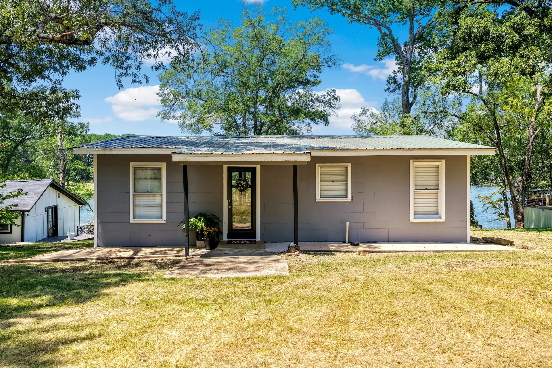 Single Family Residence For Sale in Morris County , 597 Naples 54, Omaha, Texas 75571, 2 Bedroom, 1 Bathroom, Garage spaces, 952 Sqft, built in 1996, mls#21349544, Real Estate Agent in Omaha, Homes For Sale in Morris county, Homes For Sale in Omaha, Realtor in Omaha Texas, Real Estate Brokerage Independent Realty Texas, Luminita Cordes Realtor