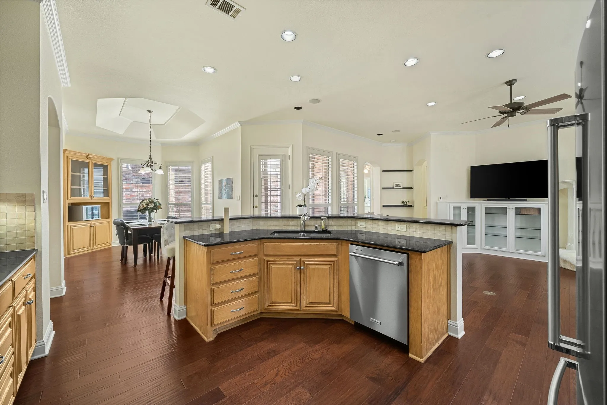 Single Family Residence For Sale in Tarrant County , 218 Versailles Lane, Keller, Texas 76248, 3 Bedroom, 3 Bathroom, 2 Garage spaces, 2,252 Sqft, built in 2002, mls#21339627, Real Estate Agent in Keller, Homes For Sale in Tarrant county, Homes For Sale in Keller, Realtor in Keller Texas, Real Estate Brokerage Independent Realty Texas, Luminita Cordes Realtor