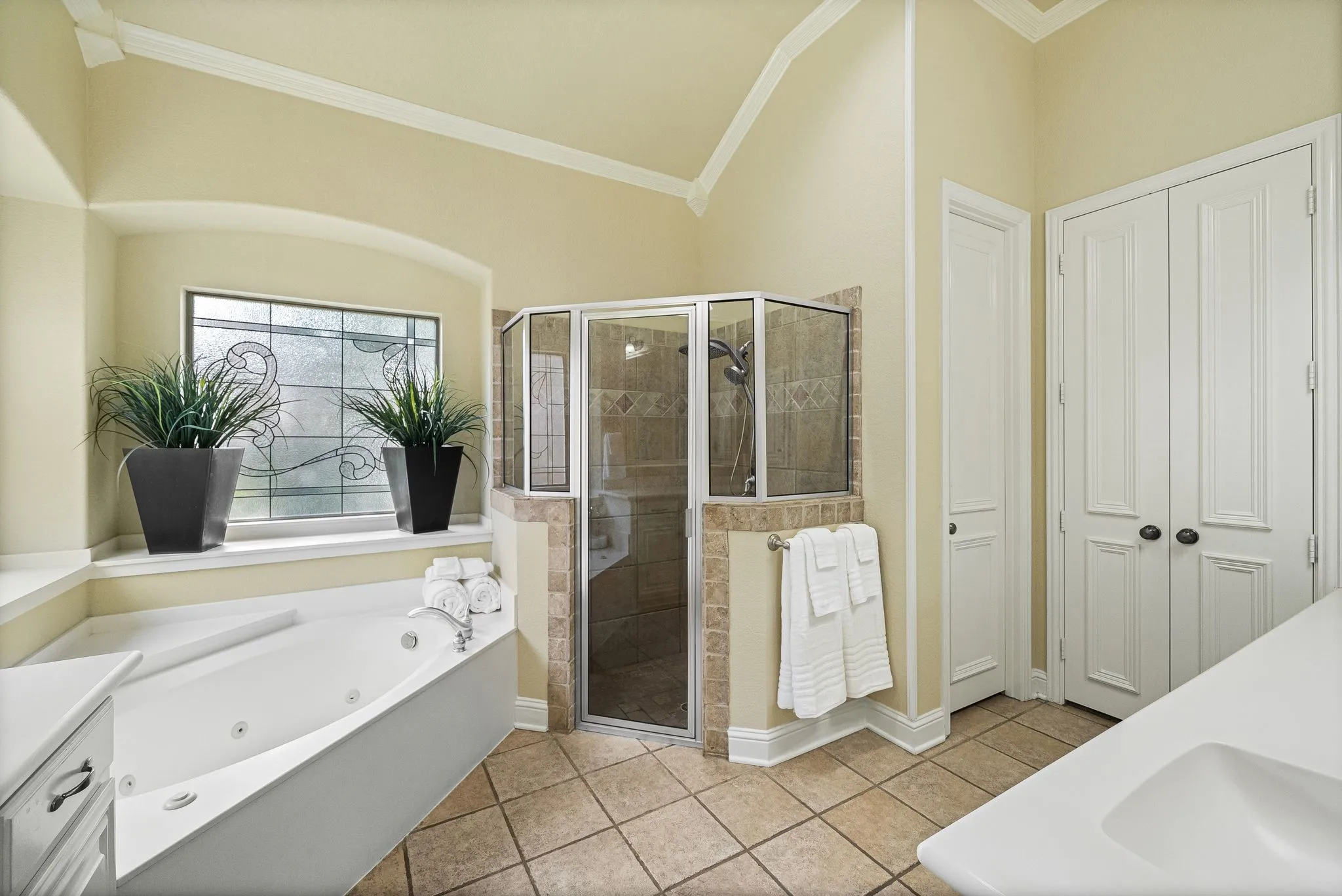 Single Family Residence For Sale in Tarrant County , 218 Versailles Lane, Keller, Texas 76248, 3 Bedroom, 3 Bathroom, 2 Garage spaces, 2,252 Sqft, built in 2002, mls#21339627, Real Estate Agent in Keller, Homes For Sale in Tarrant county, Homes For Sale in Keller, Realtor in Keller Texas, Real Estate Brokerage Independent Realty Texas, Luminita Cordes Realtor