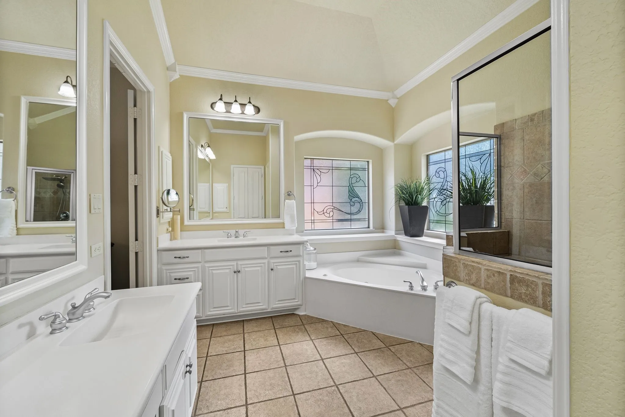 Single Family Residence For Sale in Tarrant County , 218 Versailles Lane, Keller, Texas 76248, 3 Bedroom, 3 Bathroom, 2 Garage spaces, 2,252 Sqft, built in 2002, mls#21339627, Real Estate Agent in Keller, Homes For Sale in Tarrant county, Homes For Sale in Keller, Realtor in Keller Texas, Real Estate Brokerage Independent Realty Texas, Luminita Cordes Realtor