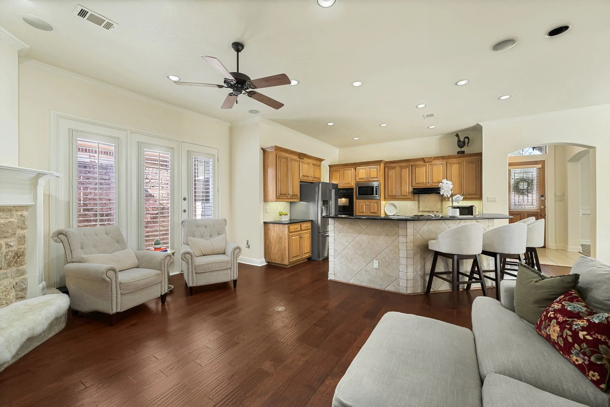 Single Family Residence For Sale in Tarrant County , 218 Versailles Lane, Keller, Texas 76248, 3 Bedroom, 3 Bathroom, 2 Garage spaces, 2,252 Sqft, built in 2002, mls#21339627, Real Estate Agent in Keller, Homes For Sale in Tarrant county, Homes For Sale in Keller, Realtor in Keller Texas, Real Estate Brokerage Independent Realty Texas, Luminita Cordes Realtor