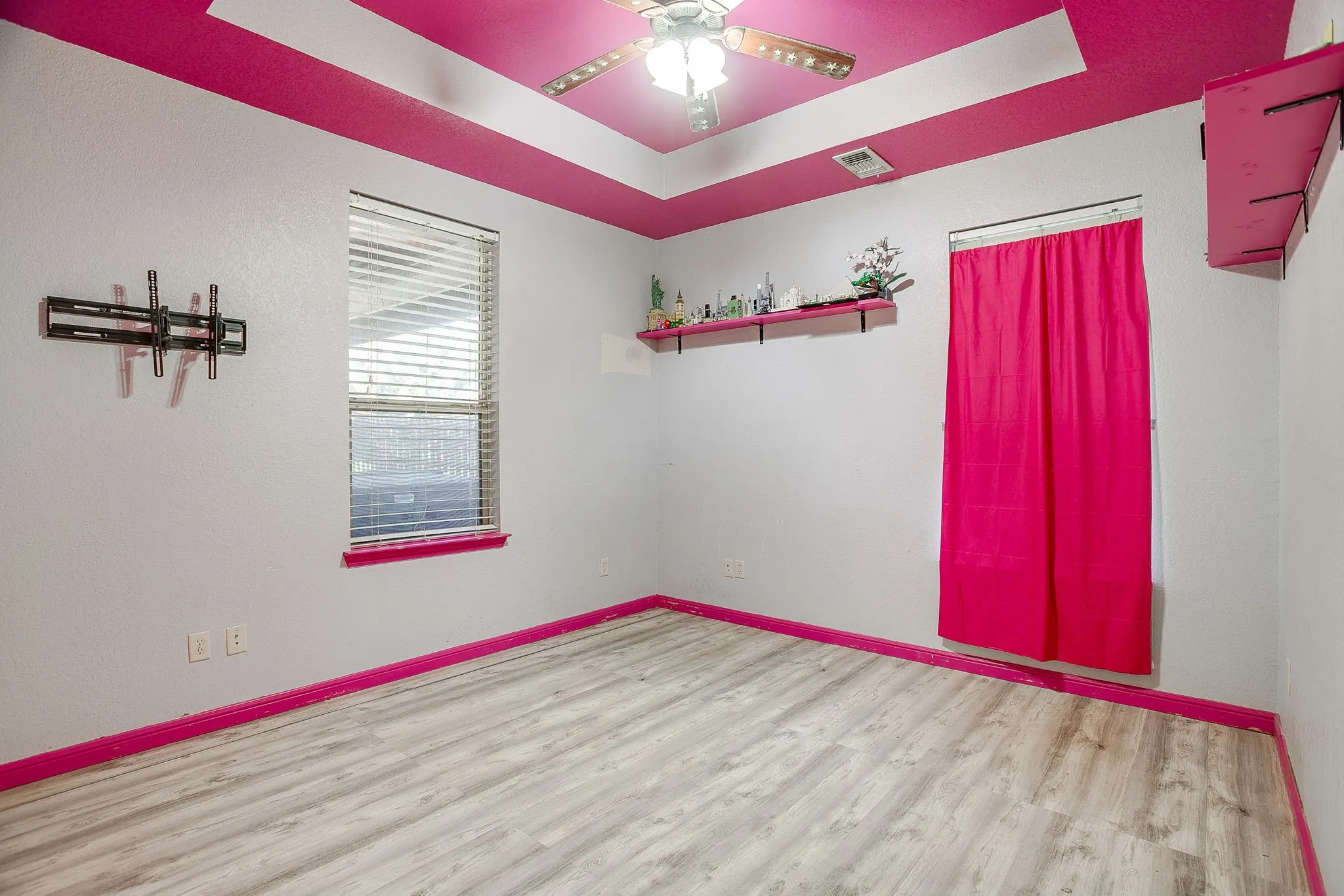 Single Family Residence For Sale in Hood County , 9704 Trinity Court, Granbury, Texas 76049, 4 Bedroom, 2 Bathroom, 2 Garage spaces, 2,395 Sqft, built in 2007, mls#21331666, Real Estate Agent in Granbury, Homes For Sale in Hood county, Homes For Sale in Granbury, Realtor in Granbury Texas, Real Estate Brokerage Independent Realty Texas, Luminita Cordes Realtor
