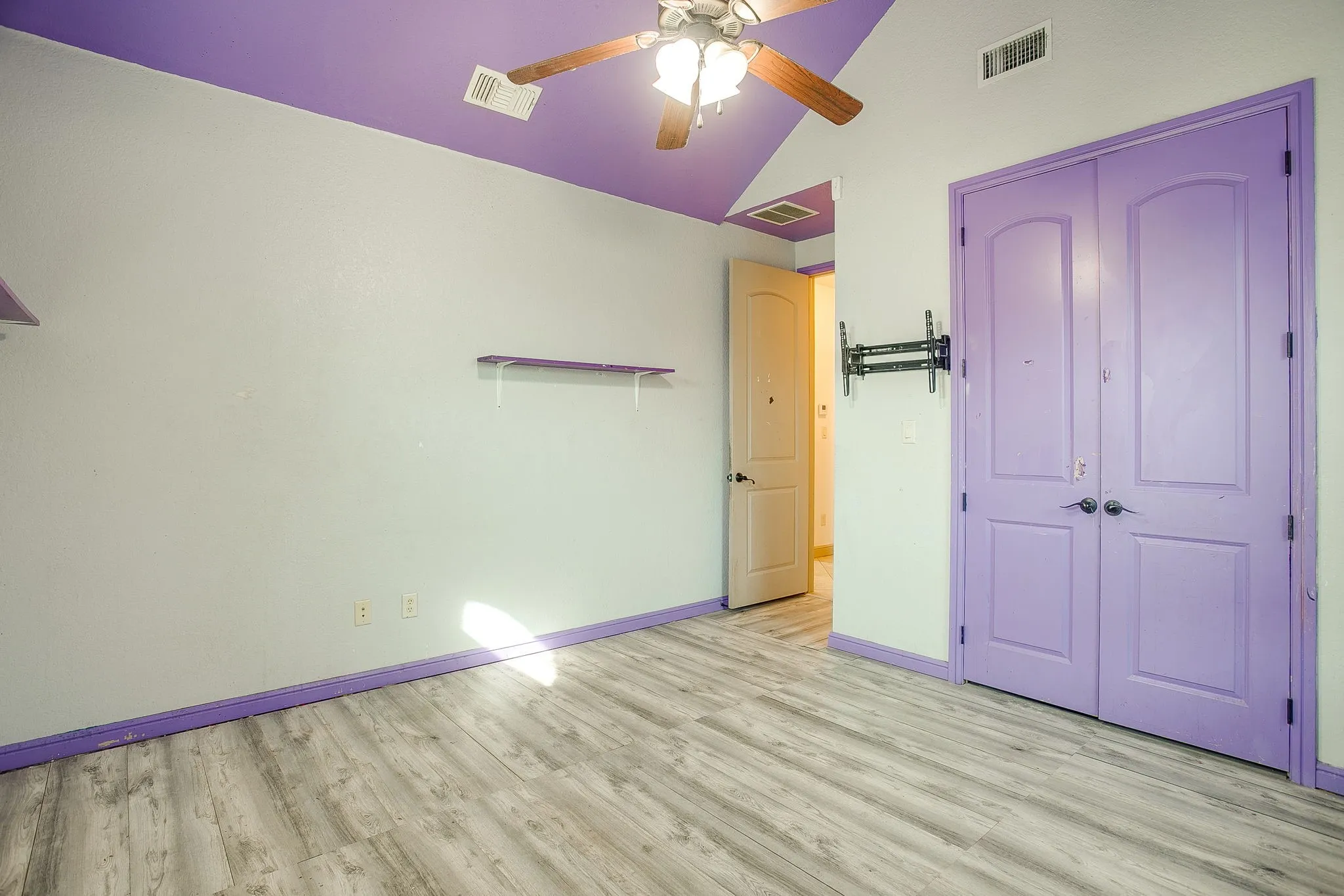 Single Family Residence For Sale in Hood County , 9704 Trinity Court, Granbury, Texas 76049, 4 Bedroom, 2 Bathroom, 2 Garage spaces, 2,395 Sqft, built in 2007, mls#21331666, Real Estate Agent in Granbury, Homes For Sale in Hood county, Homes For Sale in Granbury, Realtor in Granbury Texas, Real Estate Brokerage Independent Realty Texas, Luminita Cordes Realtor