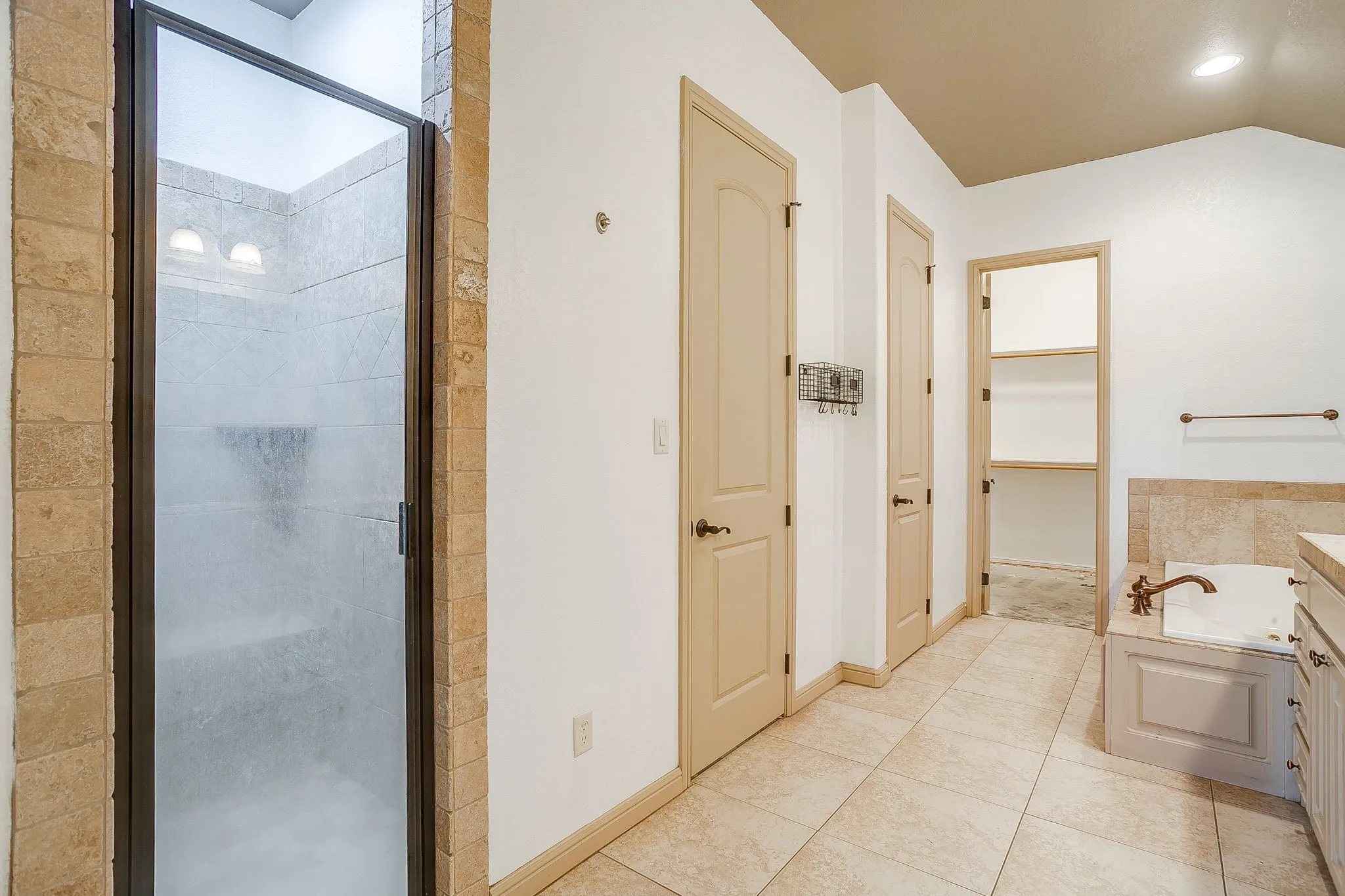 Single Family Residence For Sale in Hood County , 9704 Trinity Court, Granbury, Texas 76049, 4 Bedroom, 2 Bathroom, 2 Garage spaces, 2,395 Sqft, built in 2007, mls#21331666, Real Estate Agent in Granbury, Homes For Sale in Hood county, Homes For Sale in Granbury, Realtor in Granbury Texas, Real Estate Brokerage Independent Realty Texas, Luminita Cordes Realtor