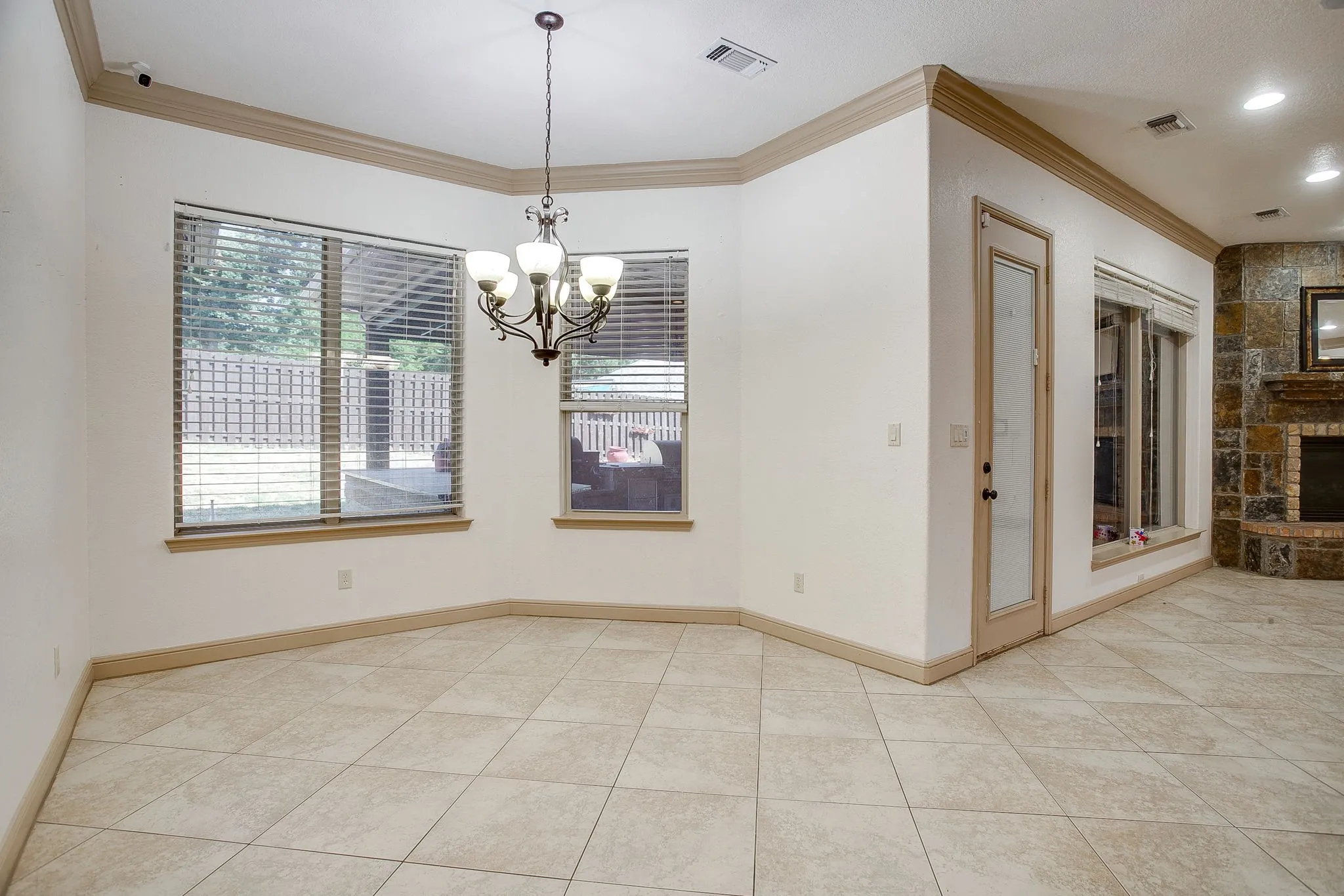 Single Family Residence For Sale in Hood County , 9704 Trinity Court, Granbury, Texas 76049, 4 Bedroom, 2 Bathroom, 2 Garage spaces, 2,395 Sqft, built in 2007, mls#21331666, Real Estate Agent in Granbury, Homes For Sale in Hood county, Homes For Sale in Granbury, Realtor in Granbury Texas, Real Estate Brokerage Independent Realty Texas, Luminita Cordes Realtor