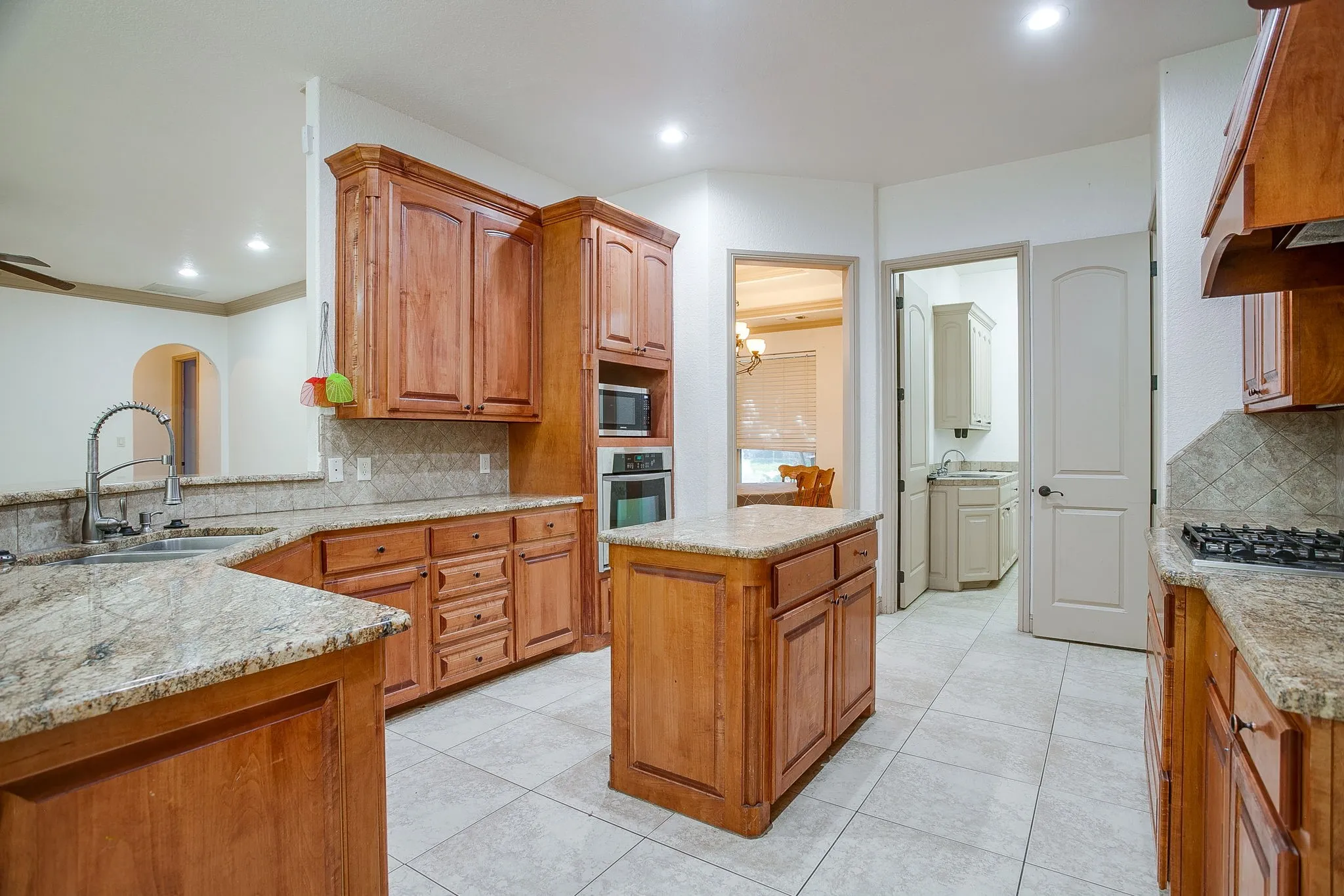 Single Family Residence For Sale in Hood County , 9704 Trinity Court, Granbury, Texas 76049, 4 Bedroom, 2 Bathroom, 2 Garage spaces, 2,395 Sqft, built in 2007, mls#21331666, Real Estate Agent in Granbury, Homes For Sale in Hood county, Homes For Sale in Granbury, Realtor in Granbury Texas, Real Estate Brokerage Independent Realty Texas, Luminita Cordes Realtor