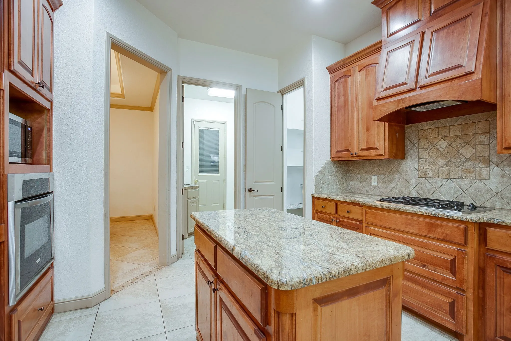 Single Family Residence For Sale in Hood County , 9704 Trinity Court, Granbury, Texas 76049, 4 Bedroom, 2 Bathroom, 2 Garage spaces, 2,395 Sqft, built in 2007, mls#21331666, Real Estate Agent in Granbury, Homes For Sale in Hood county, Homes For Sale in Granbury, Realtor in Granbury Texas, Real Estate Brokerage Independent Realty Texas, Luminita Cordes Realtor