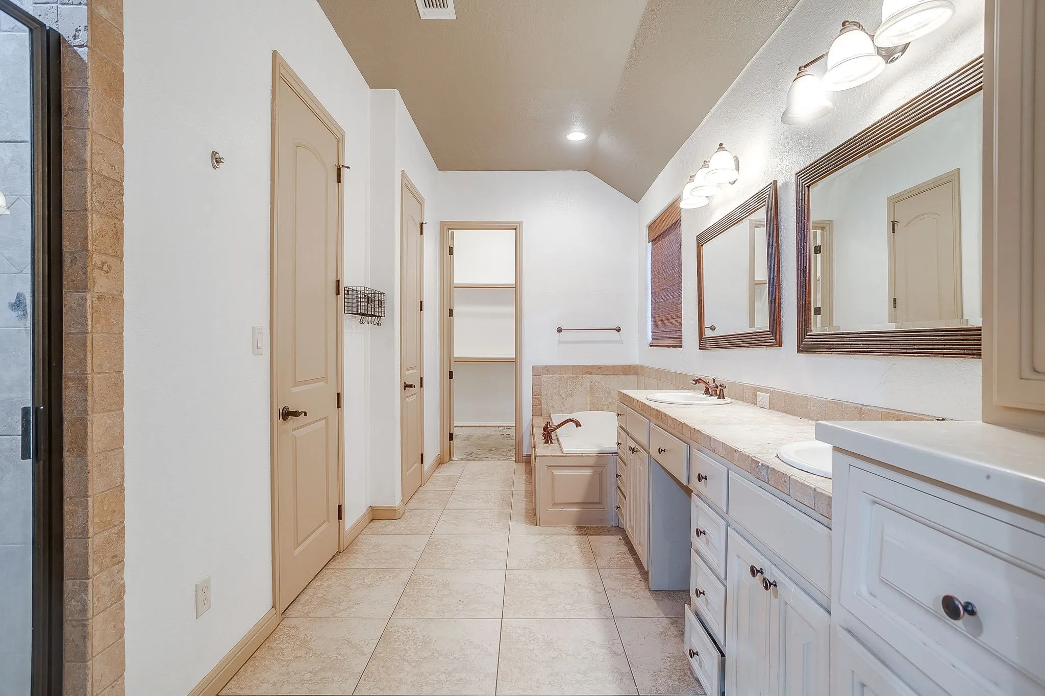 Single Family Residence For Sale in Hood County , 9704 Trinity Court, Granbury, Texas 76049, 4 Bedroom, 2 Bathroom, 2 Garage spaces, 2,395 Sqft, built in 2007, mls#21331666, Real Estate Agent in Granbury, Homes For Sale in Hood county, Homes For Sale in Granbury, Realtor in Granbury Texas, Real Estate Brokerage Independent Realty Texas, Luminita Cordes Realtor