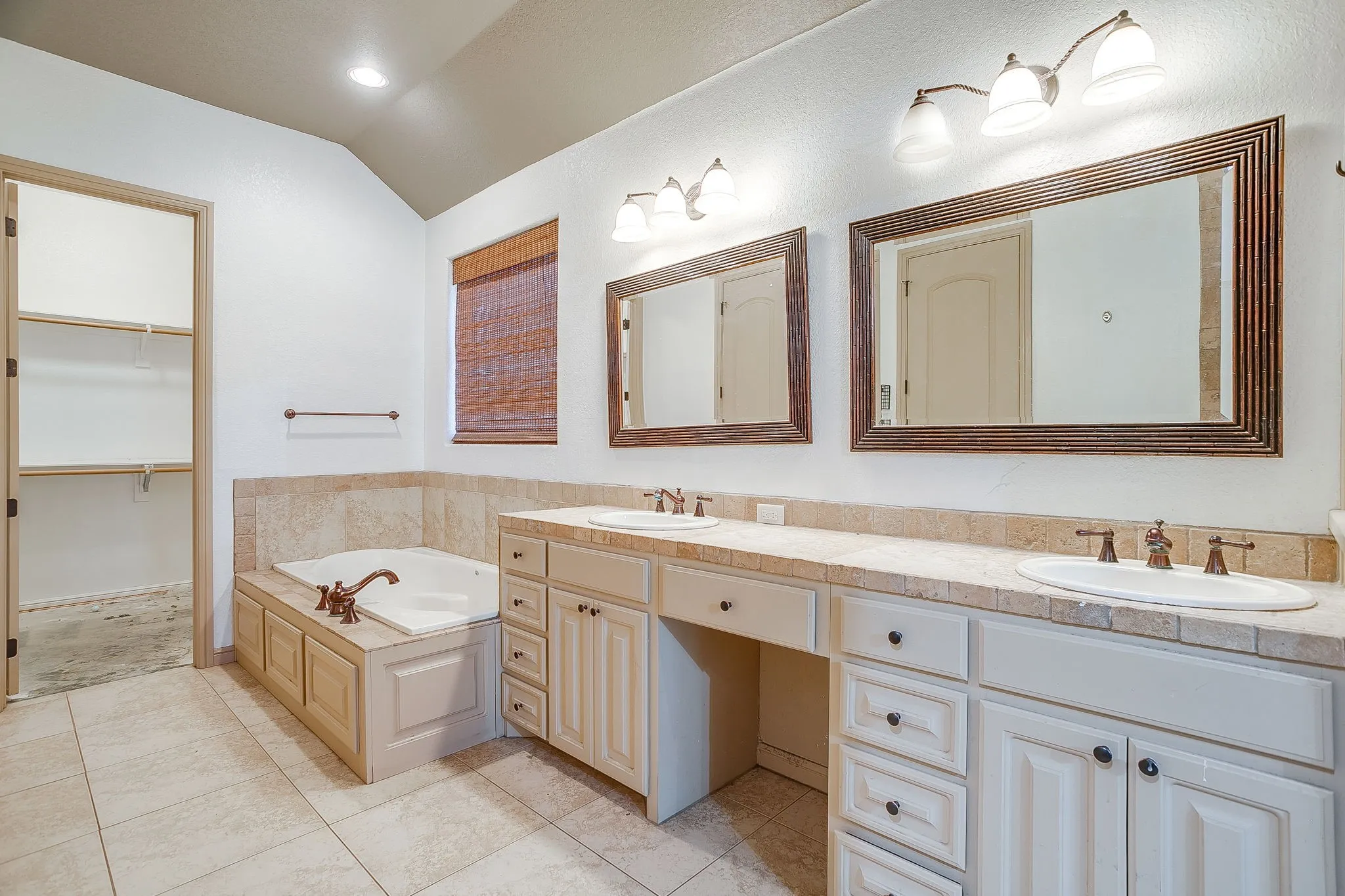 Single Family Residence For Sale in Hood County , 9704 Trinity Court, Granbury, Texas 76049, 4 Bedroom, 2 Bathroom, 2 Garage spaces, 2,395 Sqft, built in 2007, mls#21331666, Real Estate Agent in Granbury, Homes For Sale in Hood county, Homes For Sale in Granbury, Realtor in Granbury Texas, Real Estate Brokerage Independent Realty Texas, Luminita Cordes Realtor