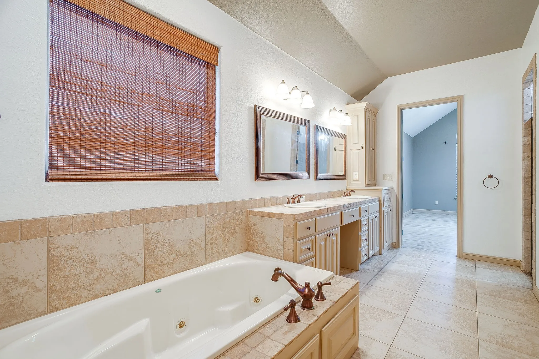 Single Family Residence For Sale in Hood County , 9704 Trinity Court, Granbury, Texas 76049, 4 Bedroom, 2 Bathroom, 2 Garage spaces, 2,395 Sqft, built in 2007, mls#21331666, Real Estate Agent in Granbury, Homes For Sale in Hood county, Homes For Sale in Granbury, Realtor in Granbury Texas, Real Estate Brokerage Independent Realty Texas, Luminita Cordes Realtor