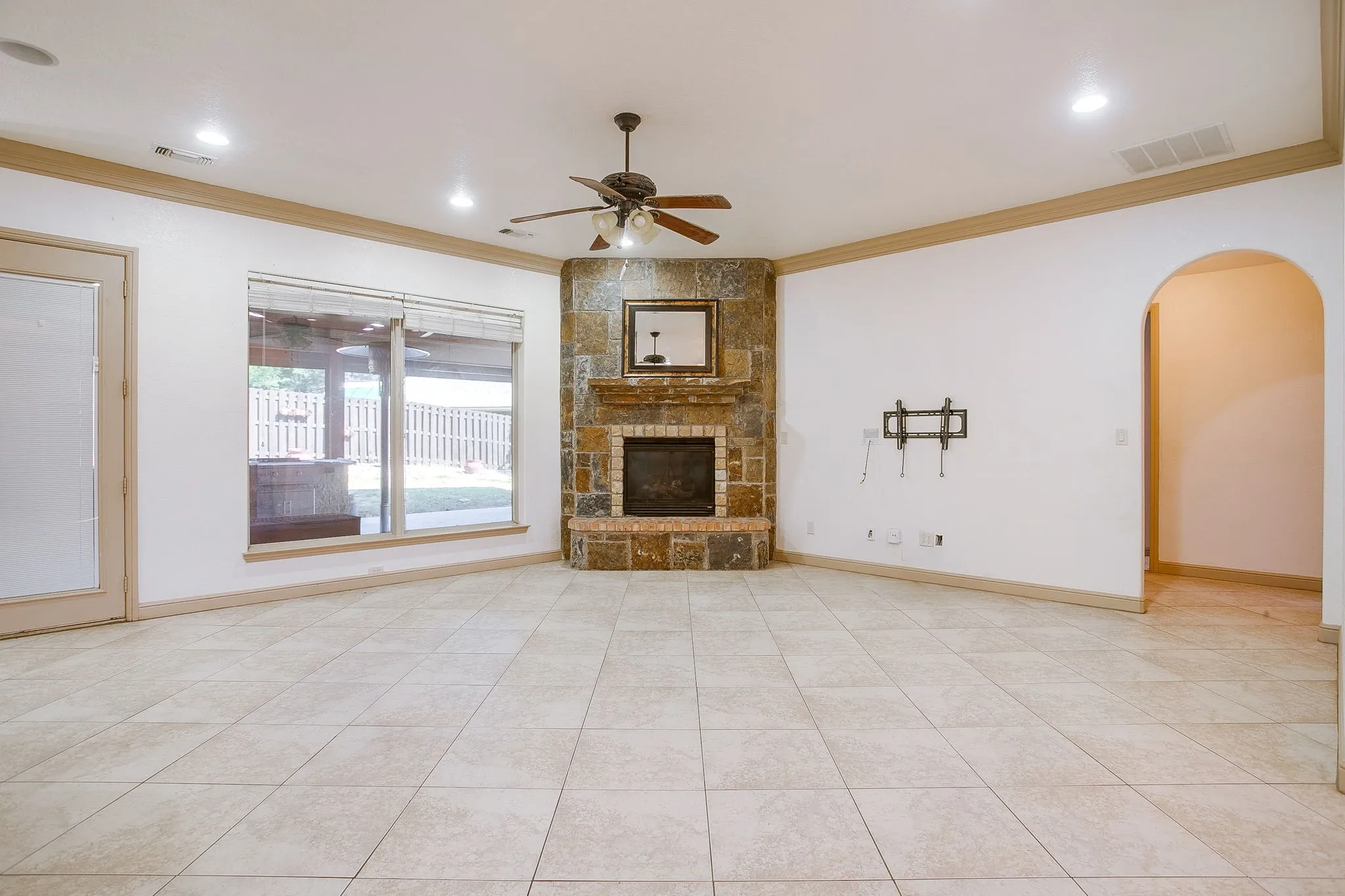 Single Family Residence For Sale in Hood County , 9704 Trinity Court, Granbury, Texas 76049, 4 Bedroom, 2 Bathroom, 2 Garage spaces, 2,395 Sqft, built in 2007, mls#21331666, Real Estate Agent in Granbury, Homes For Sale in Hood county, Homes For Sale in Granbury, Realtor in Granbury Texas, Real Estate Brokerage Independent Realty Texas, Luminita Cordes Realtor