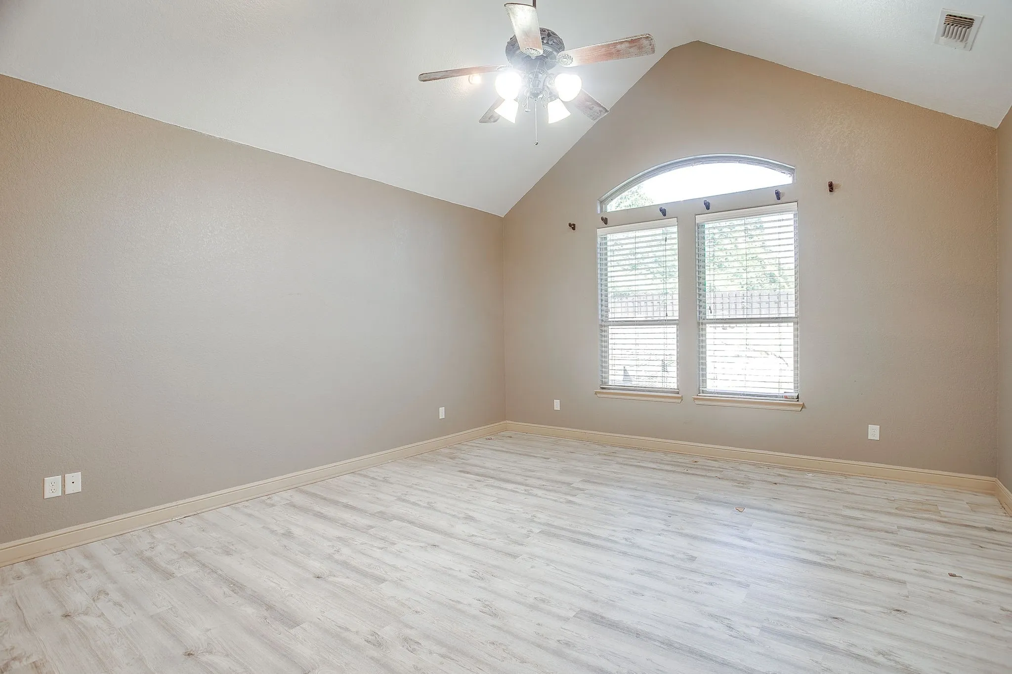 Single Family Residence For Sale in Hood County , 9704 Trinity Court, Granbury, Texas 76049, 4 Bedroom, 2 Bathroom, 2 Garage spaces, 2,395 Sqft, built in 2007, mls#21331666, Real Estate Agent in Granbury, Homes For Sale in Hood county, Homes For Sale in Granbury, Realtor in Granbury Texas, Real Estate Brokerage Independent Realty Texas, Luminita Cordes Realtor