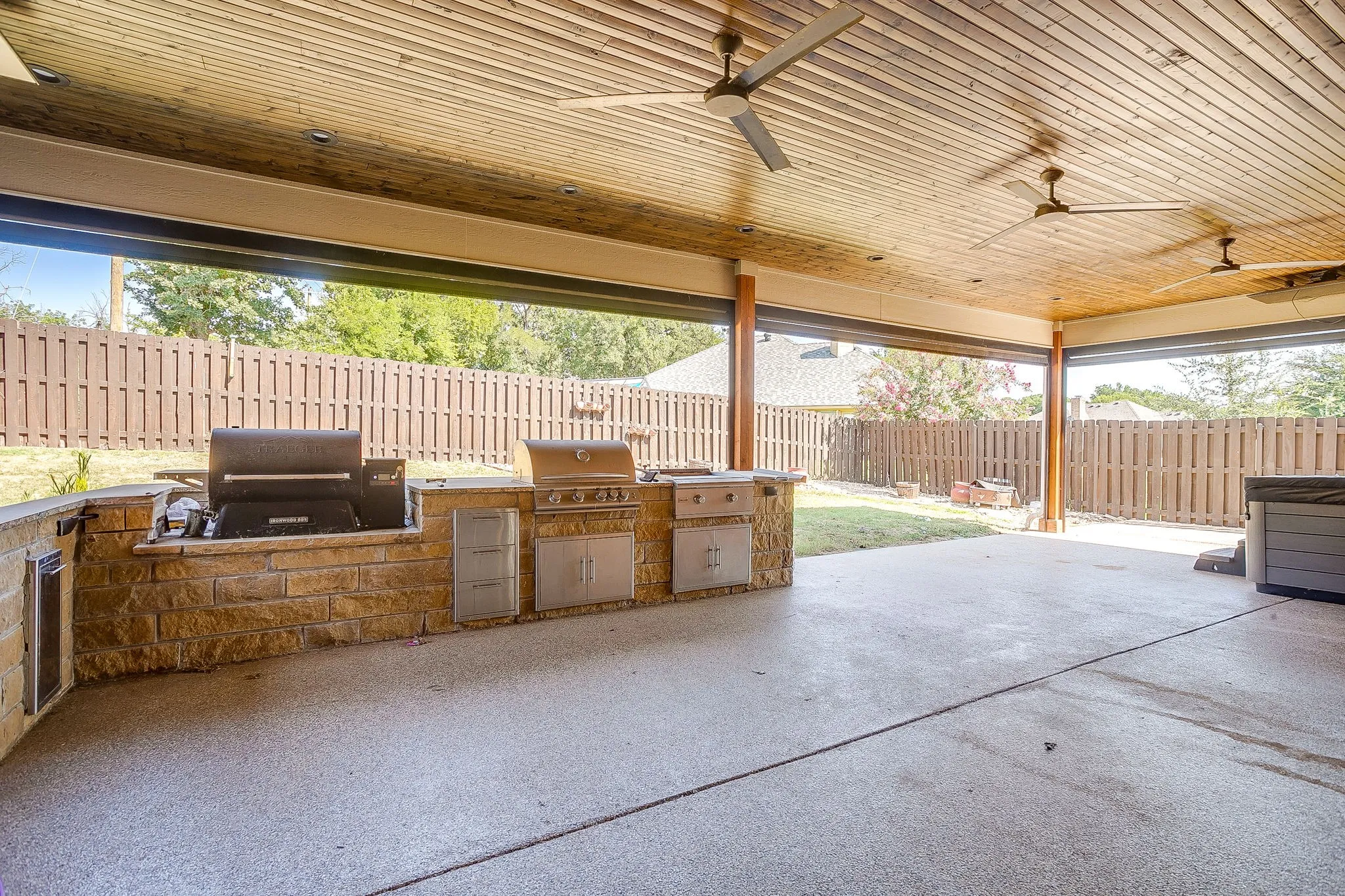 Single Family Residence For Sale in Hood County , 9704 Trinity Court, Granbury, Texas 76049, 4 Bedroom, 2 Bathroom, 2 Garage spaces, 2,395 Sqft, built in 2007, mls#21331666, Real Estate Agent in Granbury, Homes For Sale in Hood county, Homes For Sale in Granbury, Realtor in Granbury Texas, Real Estate Brokerage Independent Realty Texas, Luminita Cordes Realtor