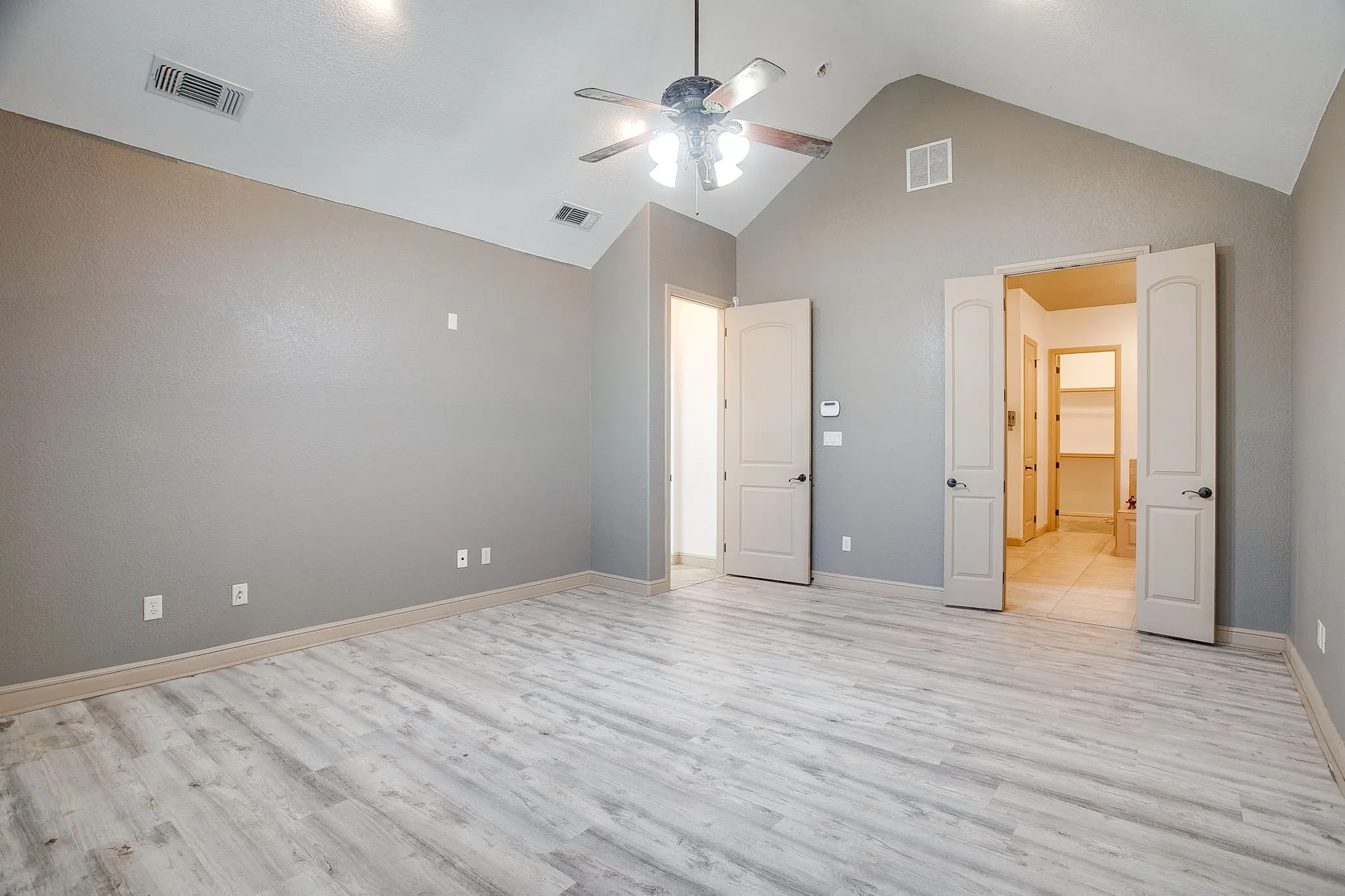Single Family Residence For Sale in Hood County , 9704 Trinity Court, Granbury, Texas 76049, 4 Bedroom, 2 Bathroom, 2 Garage spaces, 2,395 Sqft, built in 2007, mls#21331666, Real Estate Agent in Granbury, Homes For Sale in Hood county, Homes For Sale in Granbury, Realtor in Granbury Texas, Real Estate Brokerage Independent Realty Texas, Luminita Cordes Realtor