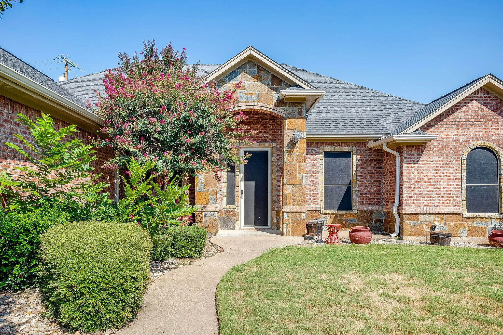 Single Family Residence For Sale in Hood County , 9704 Trinity Court, Granbury, Texas 76049, 4 Bedroom, 2 Bathroom, 2 Garage spaces, 2,395 Sqft, built in 2007, mls#21331666, Real Estate Agent in Granbury, Homes For Sale in Hood county, Homes For Sale in Granbury, Realtor in Granbury Texas, Real Estate Brokerage Independent Realty Texas, Luminita Cordes Realtor