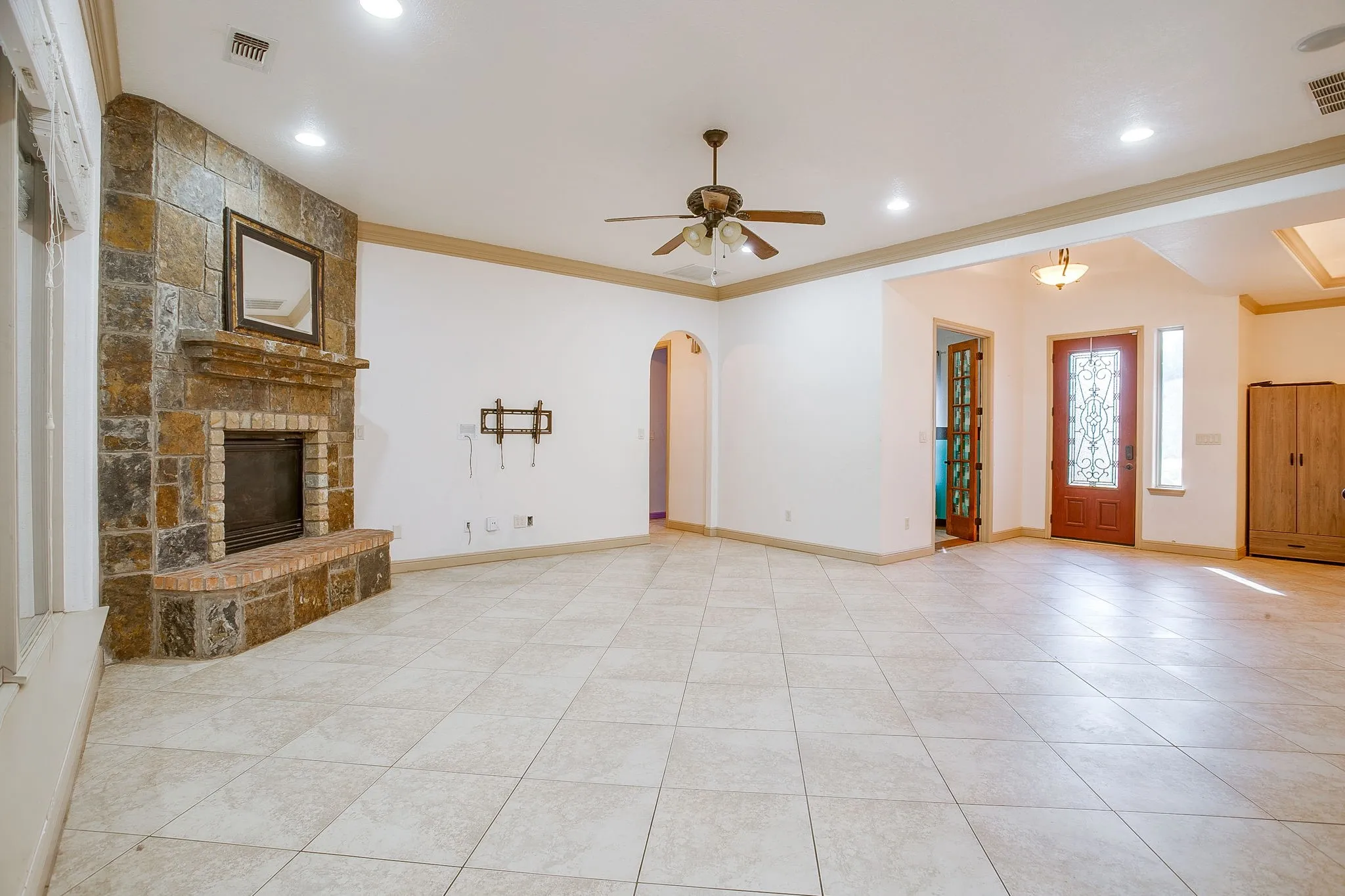 Single Family Residence For Sale in Hood County , 9704 Trinity Court, Granbury, Texas 76049, 4 Bedroom, 2 Bathroom, 2 Garage spaces, 2,395 Sqft, built in 2007, mls#21331666, Real Estate Agent in Granbury, Homes For Sale in Hood county, Homes For Sale in Granbury, Realtor in Granbury Texas, Real Estate Brokerage Independent Realty Texas, Luminita Cordes Realtor