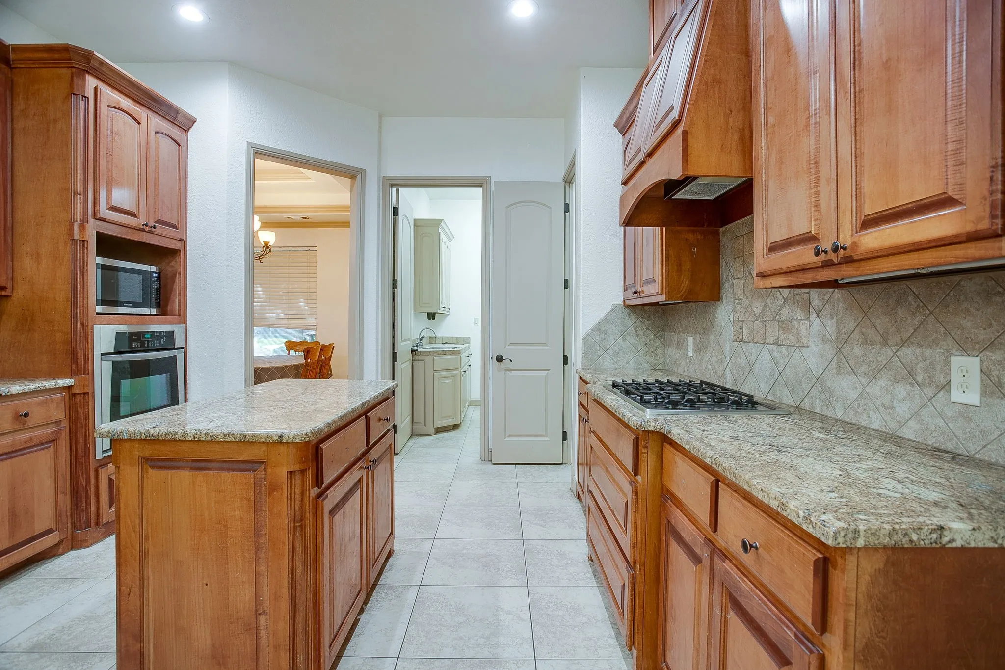 Single Family Residence For Sale in Hood County , 9704 Trinity Court, Granbury, Texas 76049, 4 Bedroom, 2 Bathroom, 2 Garage spaces, 2,395 Sqft, built in 2007, mls#21331666, Real Estate Agent in Granbury, Homes For Sale in Hood county, Homes For Sale in Granbury, Realtor in Granbury Texas, Real Estate Brokerage Independent Realty Texas, Luminita Cordes Realtor