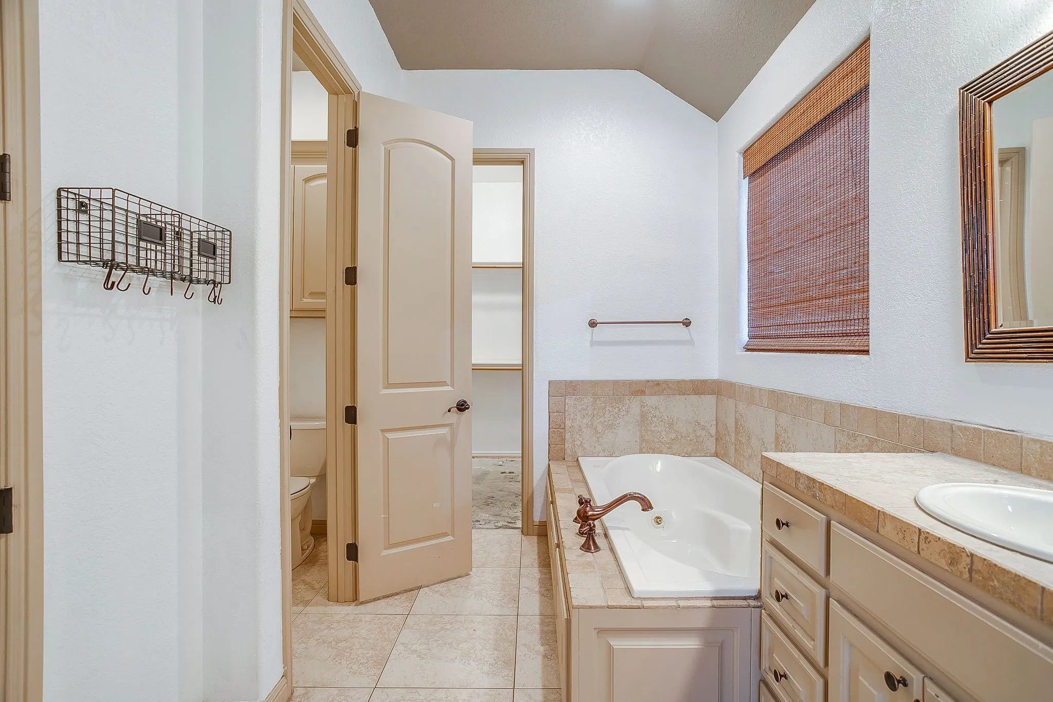 Single Family Residence For Sale in Hood County , 9704 Trinity Court, Granbury, Texas 76049, 4 Bedroom, 2 Bathroom, 2 Garage spaces, 2,395 Sqft, built in 2007, mls#21331666, Real Estate Agent in Granbury, Homes For Sale in Hood county, Homes For Sale in Granbury, Realtor in Granbury Texas, Real Estate Brokerage Independent Realty Texas, Luminita Cordes Realtor
