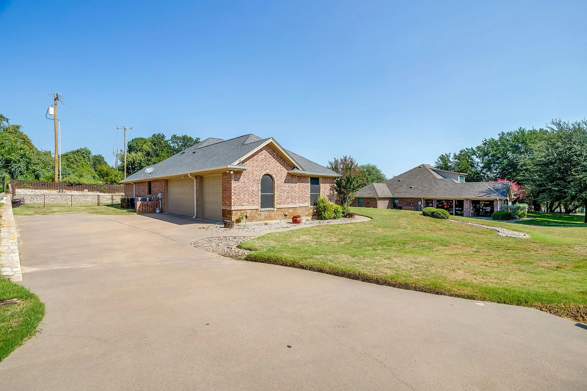 Single Family Residence For Sale in Hood County , 9704 Trinity Court, Granbury, Texas 76049, 4 Bedroom, 2 Bathroom, 2 Garage spaces, 2,395 Sqft, built in 2007, mls#21331666, Real Estate Agent in Granbury, Homes For Sale in Hood county, Homes For Sale in Granbury, Realtor in Granbury Texas, Real Estate Brokerage Independent Realty Texas, Luminita Cordes Realtor