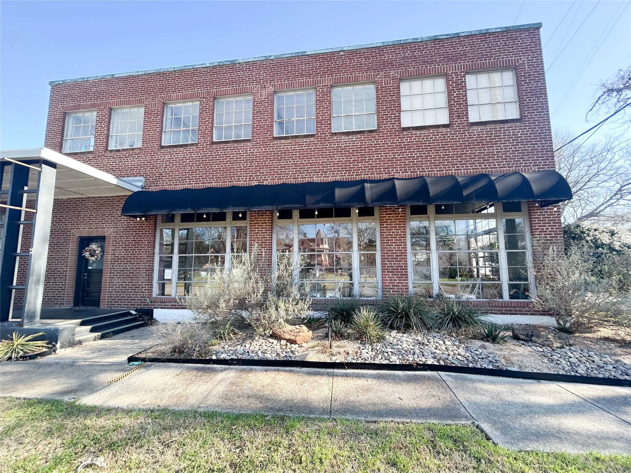 Retail For Rent in Ellis County , 1300 W Main Street 102, Waxahachie, Texas 75165, 0, 0, Garage spaces, 0 Sqft, built in 1938, Price $2,700, mls#21349554, Real Estate Agent in Waxahachie, Homes For Rent in Ellis county, Homes For Rent in Waxahachie, Realtor in Waxahachie Texas, Real Estate Brokerage Independent Realty Texas, Luminita Cordes Realtor