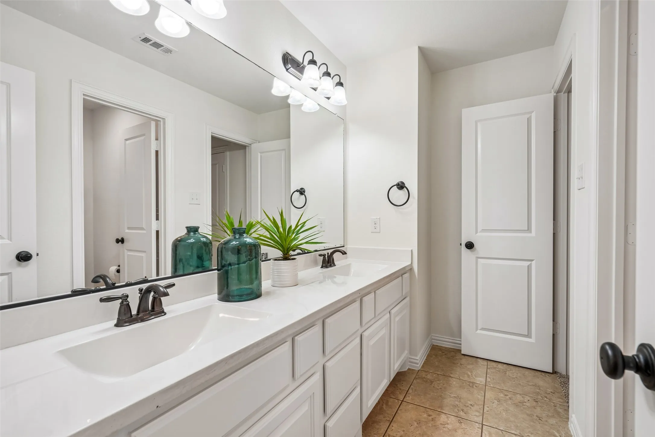 Single Family Residence For Sale in Denton County , 932 Champions Court, Roanoke, Texas 76262, 4 Bedroom, 4 Bathroom, 2 Garage spaces, 3,584 Sqft, built in 2015, mls#21339089, Real Estate Agent in Roanoke, Homes For Sale in Denton county, Homes For Sale in Roanoke, Realtor in Roanoke Texas, Real Estate Brokerage Independent Realty Texas, Luminita Cordes Realtor