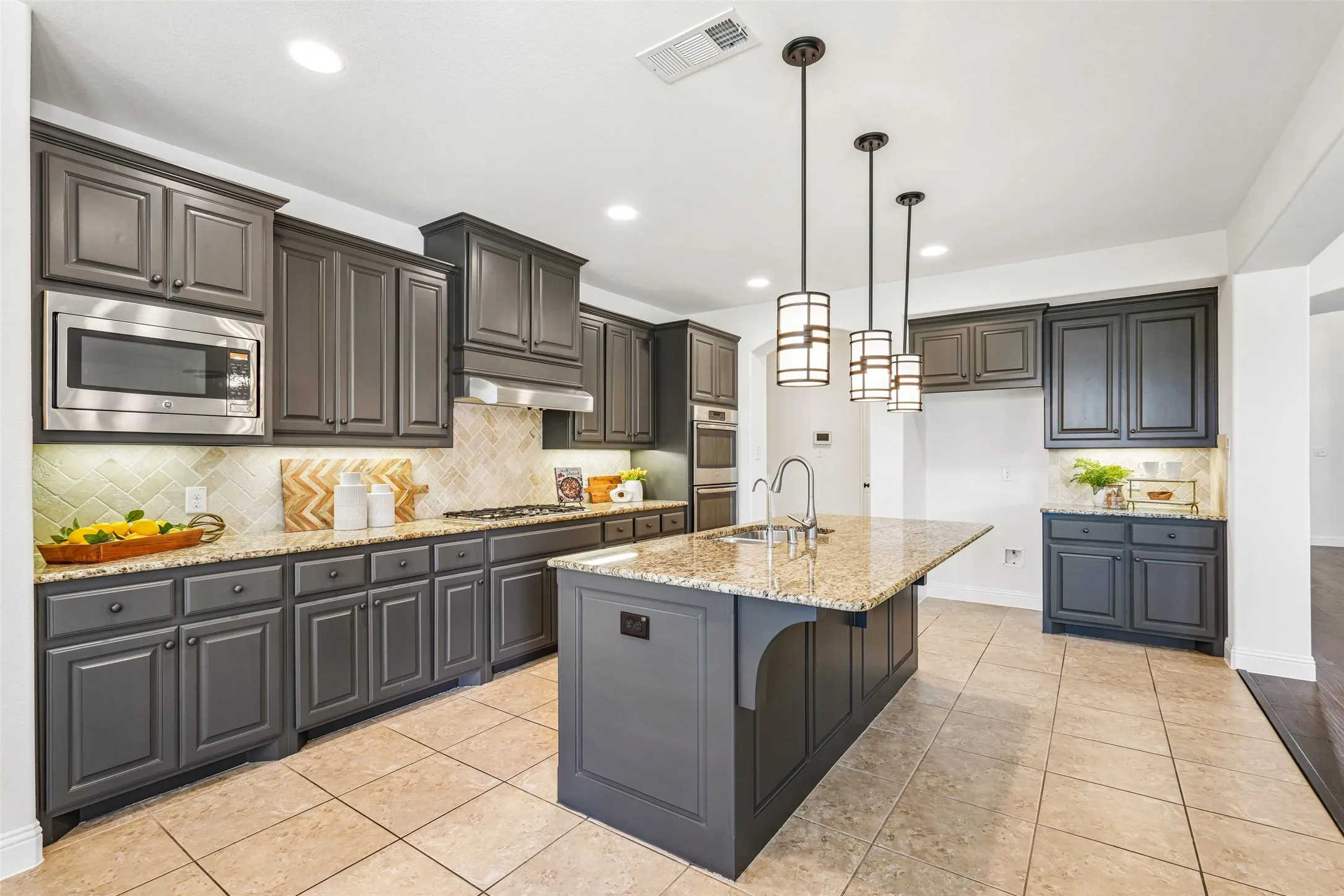 Single Family Residence For Sale in Denton County , 932 Champions Court, Roanoke, Texas 76262, 4 Bedroom, 4 Bathroom, 2 Garage spaces, 3,584 Sqft, built in 2015, mls#21339089, Real Estate Agent in Roanoke, Homes For Sale in Denton county, Homes For Sale in Roanoke, Realtor in Roanoke Texas, Real Estate Brokerage Independent Realty Texas, Luminita Cordes Realtor