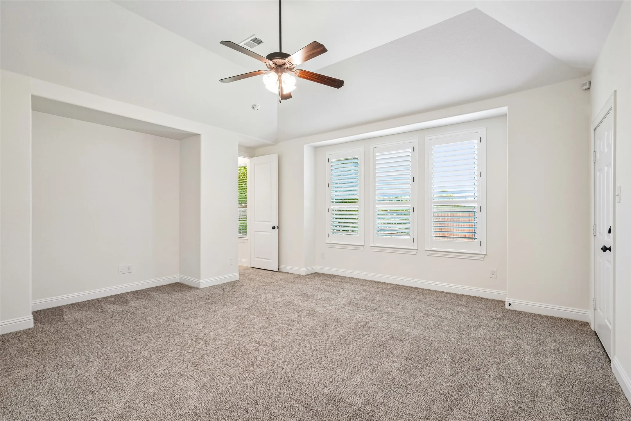 Single Family Residence For Sale in Denton County , 932 Champions Court, Roanoke, Texas 76262, 4 Bedroom, 4 Bathroom, 2 Garage spaces, 3,584 Sqft, built in 2015, mls#21339089, Real Estate Agent in Roanoke, Homes For Sale in Denton county, Homes For Sale in Roanoke, Realtor in Roanoke Texas, Real Estate Brokerage Independent Realty Texas, Luminita Cordes Realtor