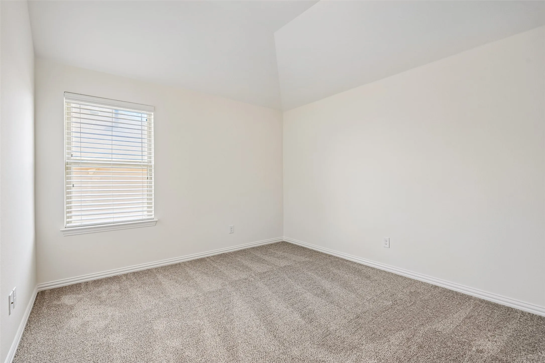 Single Family Residence For Sale in Denton County , 932 Champions Court, Roanoke, Texas 76262, 4 Bedroom, 4 Bathroom, 2 Garage spaces, 3,584 Sqft, built in 2015, mls#21339089, Real Estate Agent in Roanoke, Homes For Sale in Denton county, Homes For Sale in Roanoke, Realtor in Roanoke Texas, Real Estate Brokerage Independent Realty Texas, Luminita Cordes Realtor