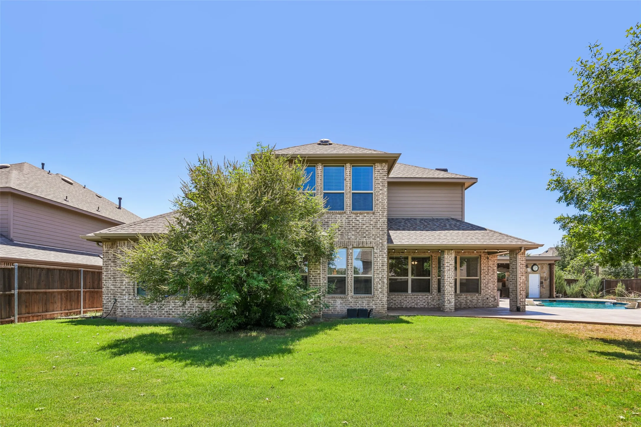 Single Family Residence For Sale in Denton County , 932 Champions Court, Roanoke, Texas 76262, 4 Bedroom, 4 Bathroom, 2 Garage spaces, 3,584 Sqft, built in 2015, mls#21339089, Real Estate Agent in Roanoke, Homes For Sale in Denton county, Homes For Sale in Roanoke, Realtor in Roanoke Texas, Real Estate Brokerage Independent Realty Texas, Luminita Cordes Realtor