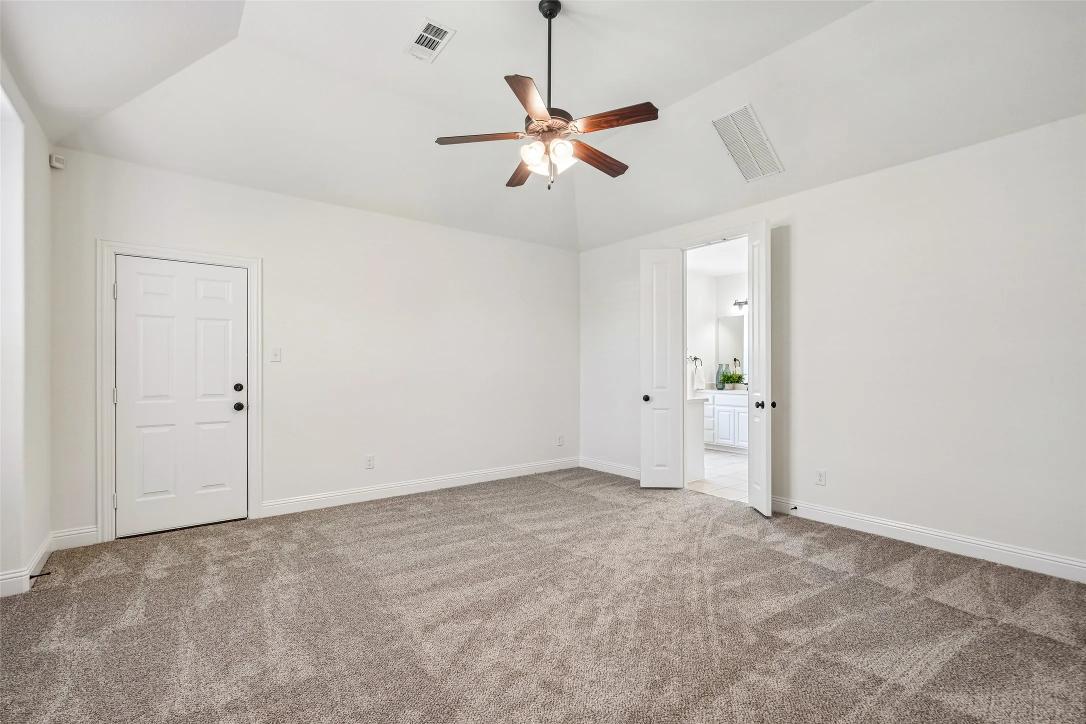 Single Family Residence For Sale in Denton County , 932 Champions Court, Roanoke, Texas 76262, 4 Bedroom, 4 Bathroom, 2 Garage spaces, 3,584 Sqft, built in 2015, mls#21339089, Real Estate Agent in Roanoke, Homes For Sale in Denton county, Homes For Sale in Roanoke, Realtor in Roanoke Texas, Real Estate Brokerage Independent Realty Texas, Luminita Cordes Realtor