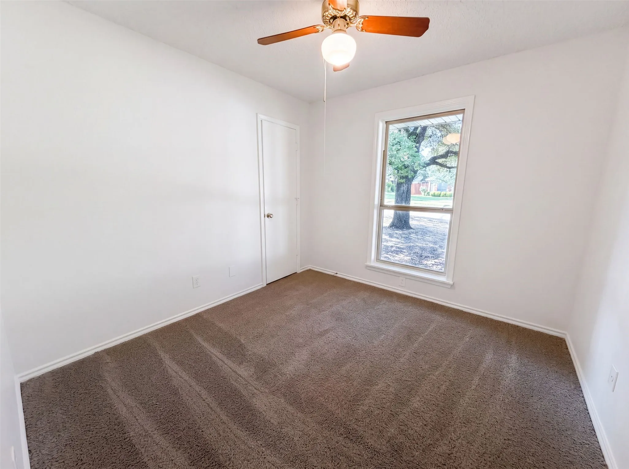 Single Family Residence For Sale in Ellis County , 1406 Tad Street, Ennis, Texas 75119, 3 Bedroom, 2 Bathroom, 2 Garage spaces, 1,269 Sqft, built in 1984, mls#21349575, Real Estate Agent in Ennis, Homes For Sale in Ellis county, Homes For Sale in Ennis, Realtor in Ennis Texas, Real Estate Brokerage Independent Realty Texas, Luminita Cordes Realtor
