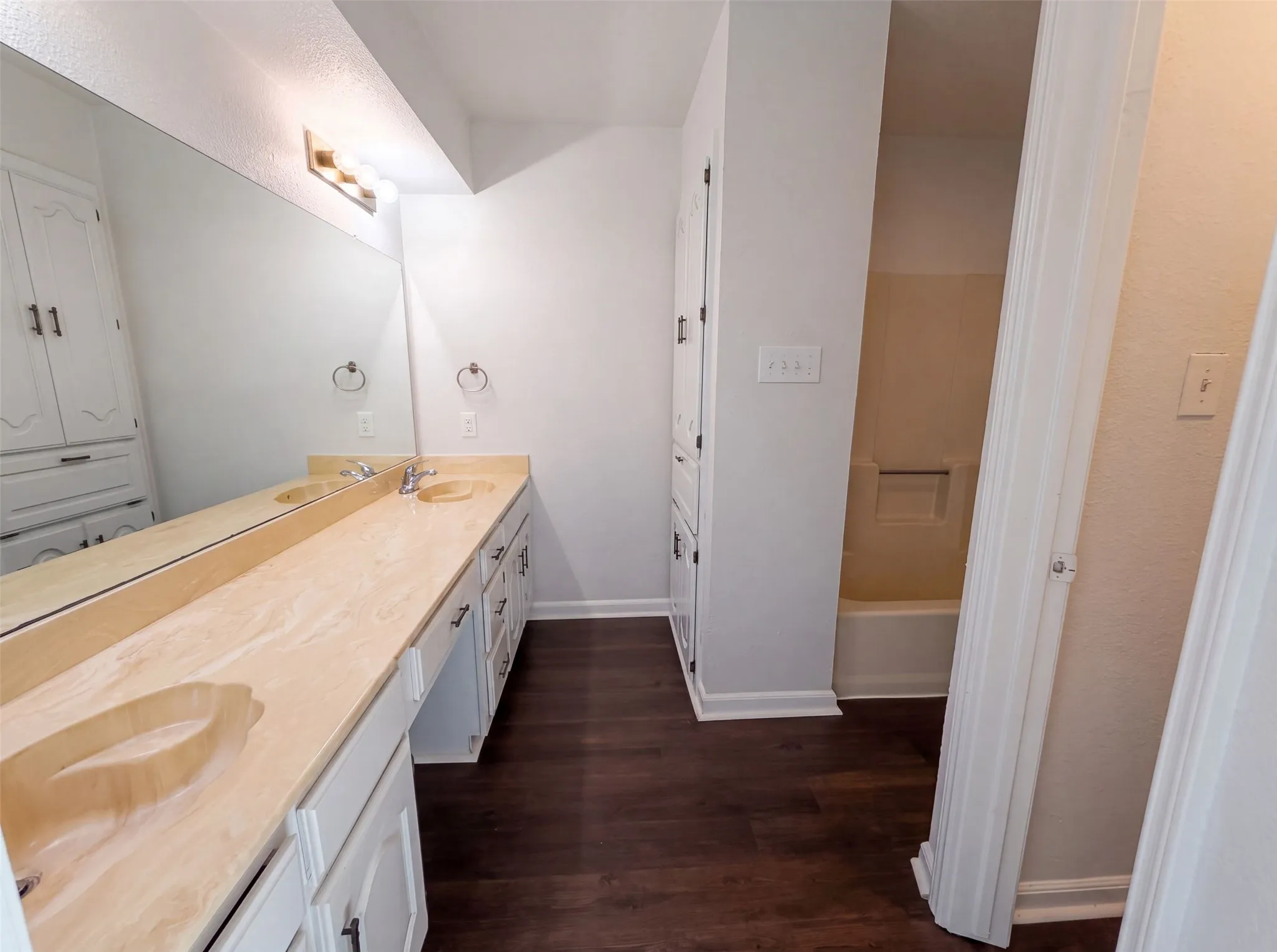 Single Family Residence For Sale in Ellis County , 1406 Tad Street, Ennis, Texas 75119, 3 Bedroom, 2 Bathroom, 2 Garage spaces, 1,269 Sqft, built in 1984, mls#21349575, Real Estate Agent in Ennis, Homes For Sale in Ellis county, Homes For Sale in Ennis, Realtor in Ennis Texas, Real Estate Brokerage Independent Realty Texas, Luminita Cordes Realtor