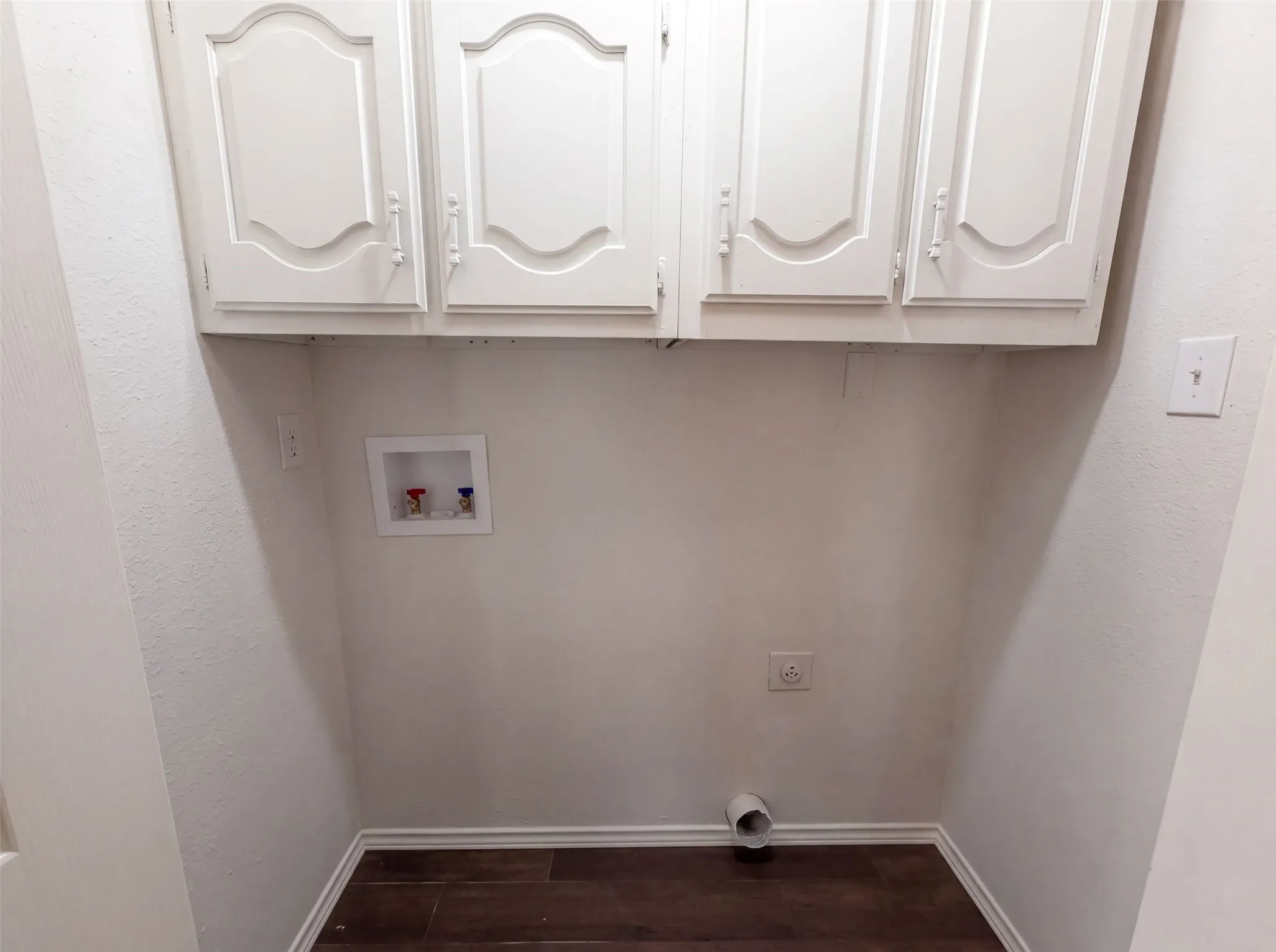 Single Family Residence For Sale in Ellis County , 1406 Tad Street, Ennis, Texas 75119, 3 Bedroom, 2 Bathroom, 2 Garage spaces, 1,269 Sqft, built in 1984, mls#21349575, Real Estate Agent in Ennis, Homes For Sale in Ellis county, Homes For Sale in Ennis, Realtor in Ennis Texas, Real Estate Brokerage Independent Realty Texas, Luminita Cordes Realtor