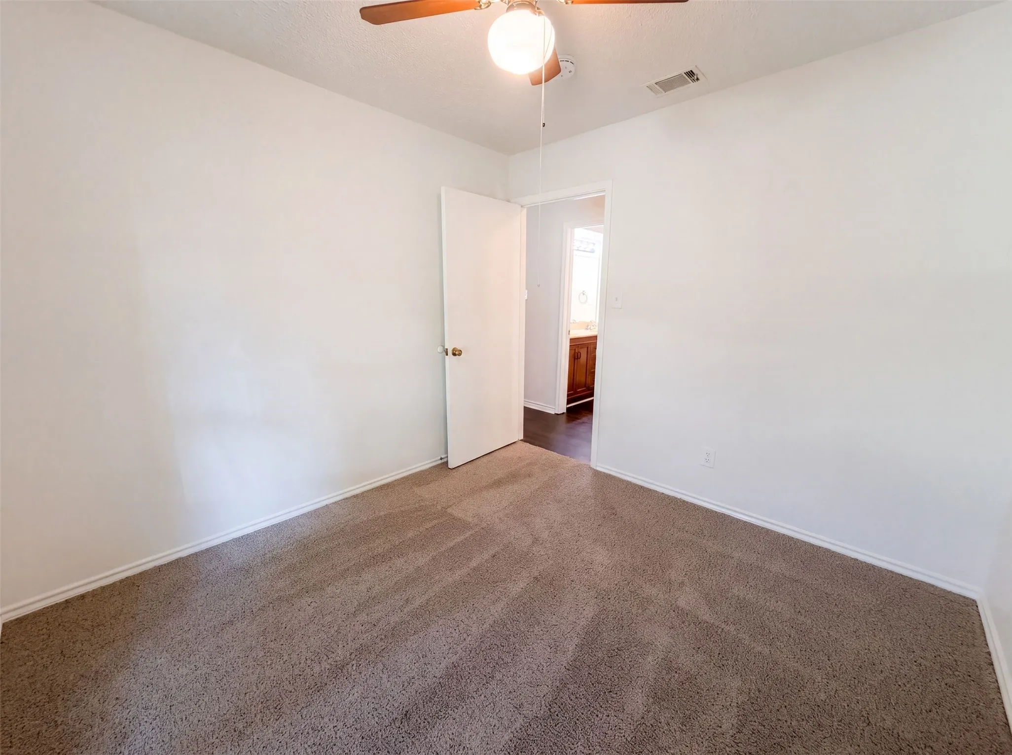 Single Family Residence For Sale in Ellis County , 1406 Tad Street, Ennis, Texas 75119, 3 Bedroom, 2 Bathroom, 2 Garage spaces, 1,269 Sqft, built in 1984, mls#21349575, Real Estate Agent in Ennis, Homes For Sale in Ellis county, Homes For Sale in Ennis, Realtor in Ennis Texas, Real Estate Brokerage Independent Realty Texas, Luminita Cordes Realtor