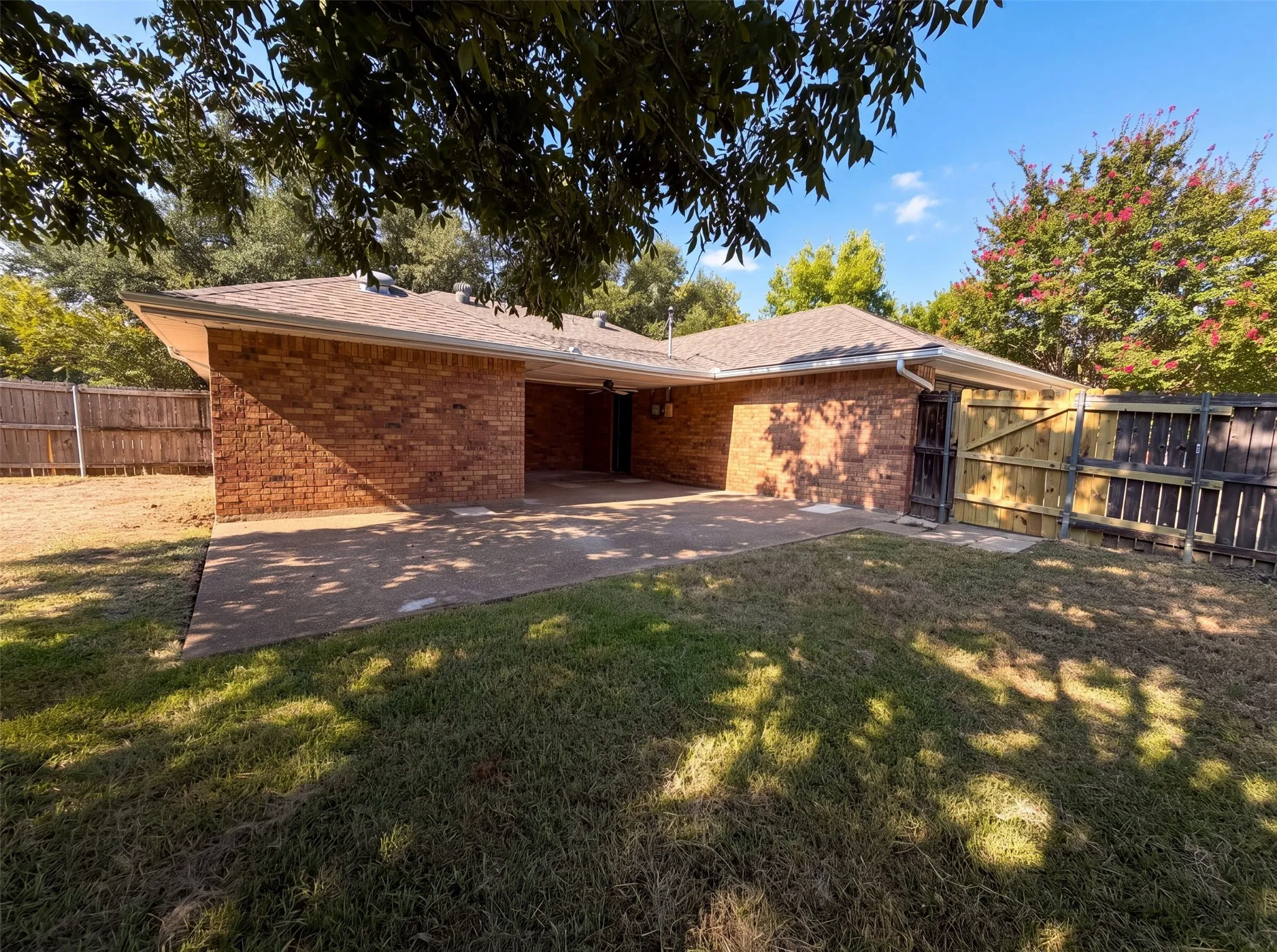 Single Family Residence For Sale in Ellis County , 1406 Tad Street, Ennis, Texas 75119, 3 Bedroom, 2 Bathroom, 2 Garage spaces, 1,269 Sqft, built in 1984, mls#21349575, Real Estate Agent in Ennis, Homes For Sale in Ellis county, Homes For Sale in Ennis, Realtor in Ennis Texas, Real Estate Brokerage Independent Realty Texas, Luminita Cordes Realtor