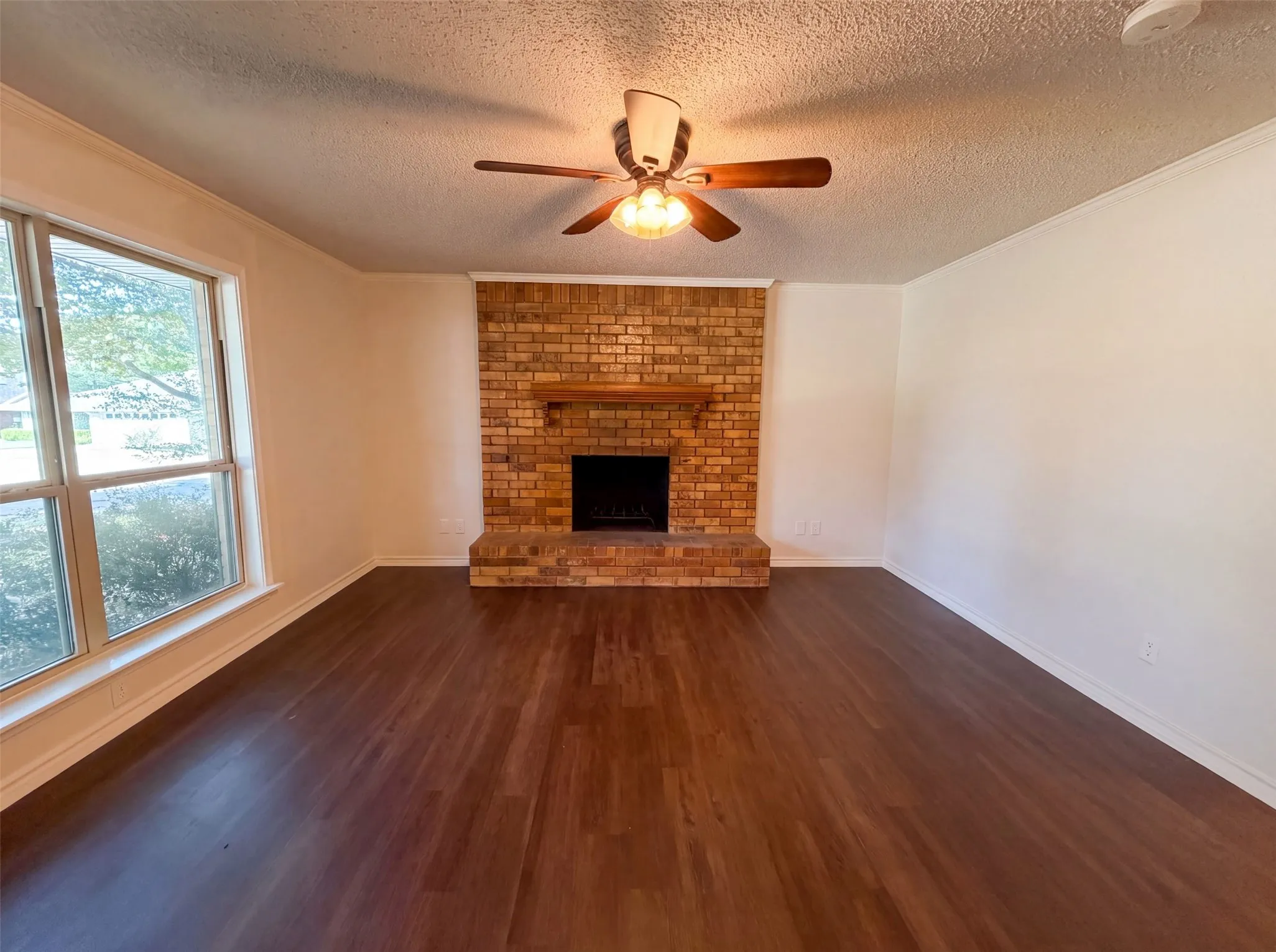 Single Family Residence For Sale in Ellis County , 1406 Tad Street, Ennis, Texas 75119, 3 Bedroom, 2 Bathroom, 2 Garage spaces, 1,269 Sqft, built in 1984, mls#21349575, Real Estate Agent in Ennis, Homes For Sale in Ellis county, Homes For Sale in Ennis, Realtor in Ennis Texas, Real Estate Brokerage Independent Realty Texas, Luminita Cordes Realtor