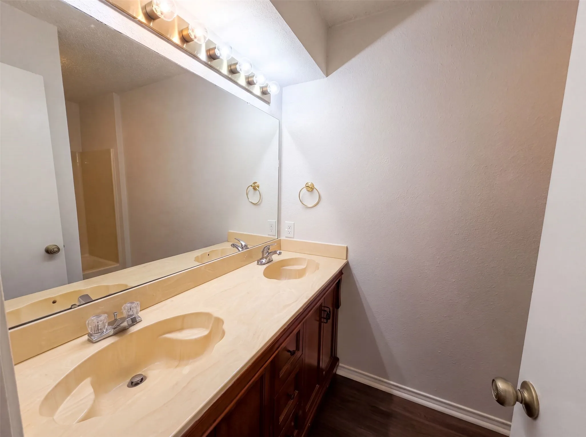 Single Family Residence For Sale in Ellis County , 1406 Tad Street, Ennis, Texas 75119, 3 Bedroom, 2 Bathroom, 2 Garage spaces, 1,269 Sqft, built in 1984, mls#21349575, Real Estate Agent in Ennis, Homes For Sale in Ellis county, Homes For Sale in Ennis, Realtor in Ennis Texas, Real Estate Brokerage Independent Realty Texas, Luminita Cordes Realtor
