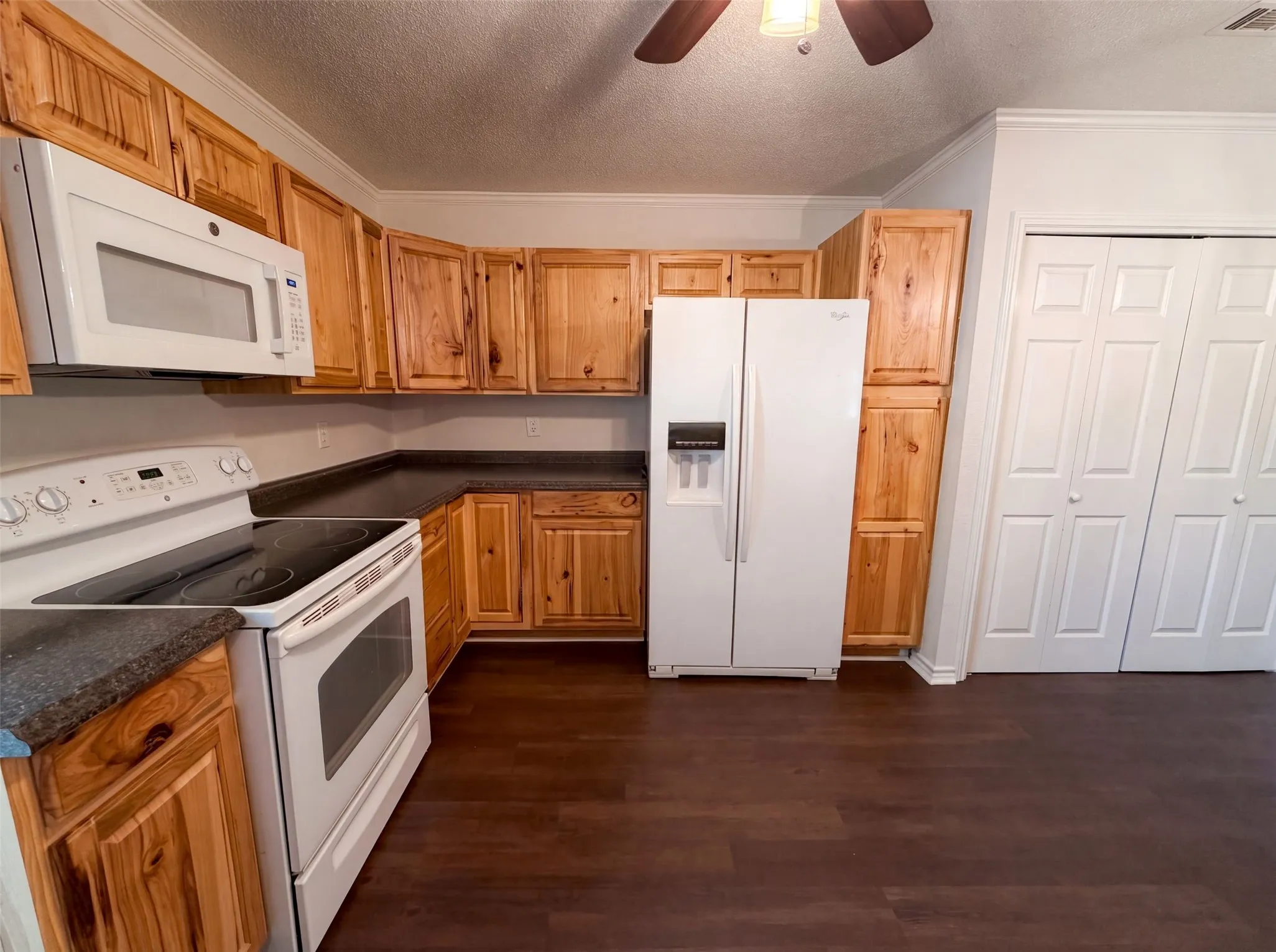 Single Family Residence For Sale in Ellis County , 1406 Tad Street, Ennis, Texas 75119, 3 Bedroom, 2 Bathroom, 2 Garage spaces, 1,269 Sqft, built in 1984, mls#21349575, Real Estate Agent in Ennis, Homes For Sale in Ellis county, Homes For Sale in Ennis, Realtor in Ennis Texas, Real Estate Brokerage Independent Realty Texas, Luminita Cordes Realtor