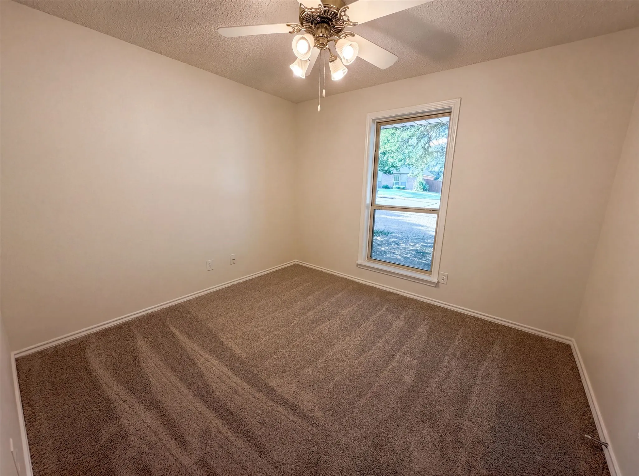 Single Family Residence For Sale in Ellis County , 1406 Tad Street, Ennis, Texas 75119, 3 Bedroom, 2 Bathroom, 2 Garage spaces, 1,269 Sqft, built in 1984, mls#21349575, Real Estate Agent in Ennis, Homes For Sale in Ellis county, Homes For Sale in Ennis, Realtor in Ennis Texas, Real Estate Brokerage Independent Realty Texas, Luminita Cordes Realtor