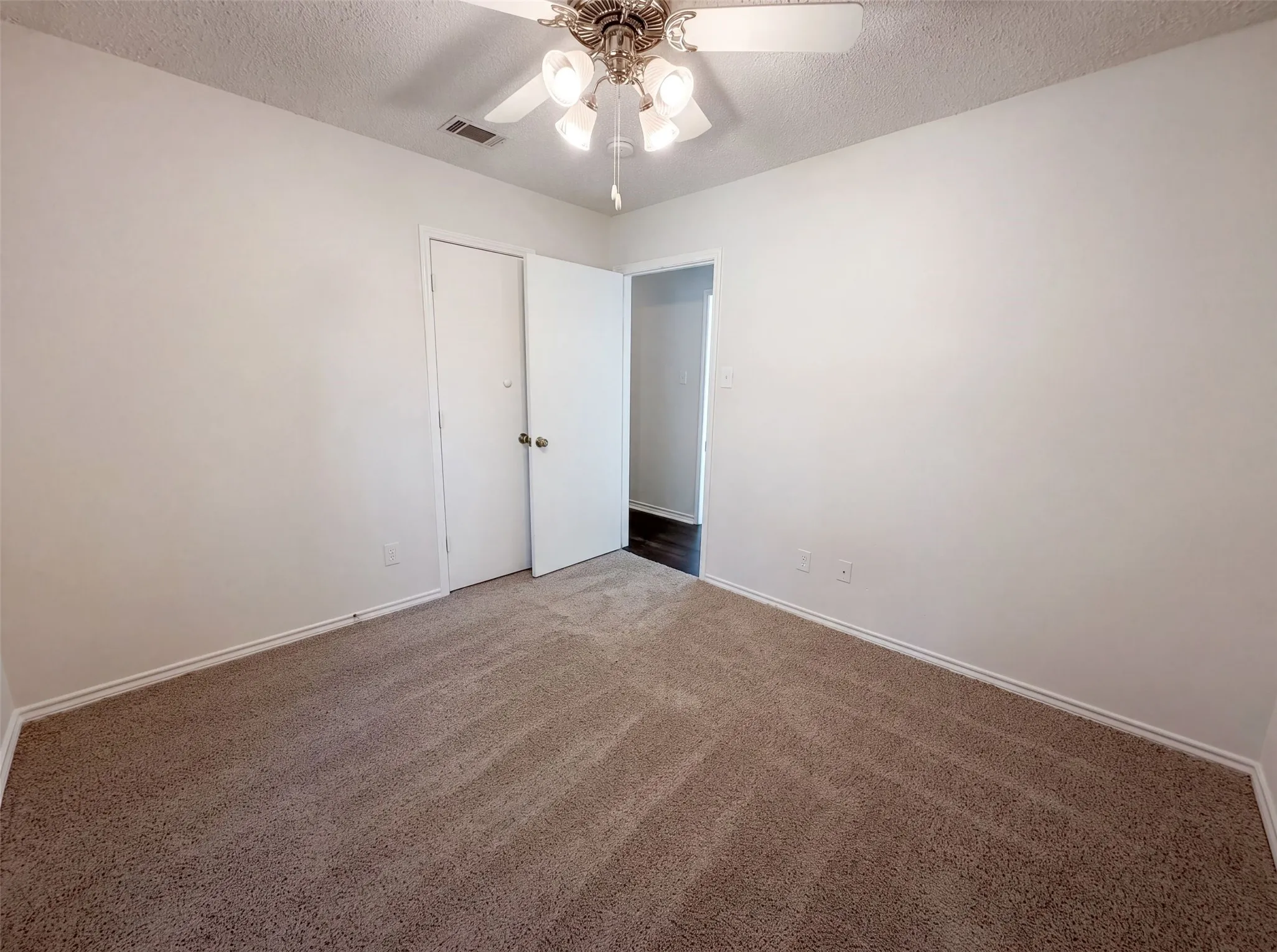 Single Family Residence For Sale in Ellis County , 1406 Tad Street, Ennis, Texas 75119, 3 Bedroom, 2 Bathroom, 2 Garage spaces, 1,269 Sqft, built in 1984, mls#21349575, Real Estate Agent in Ennis, Homes For Sale in Ellis county, Homes For Sale in Ennis, Realtor in Ennis Texas, Real Estate Brokerage Independent Realty Texas, Luminita Cordes Realtor