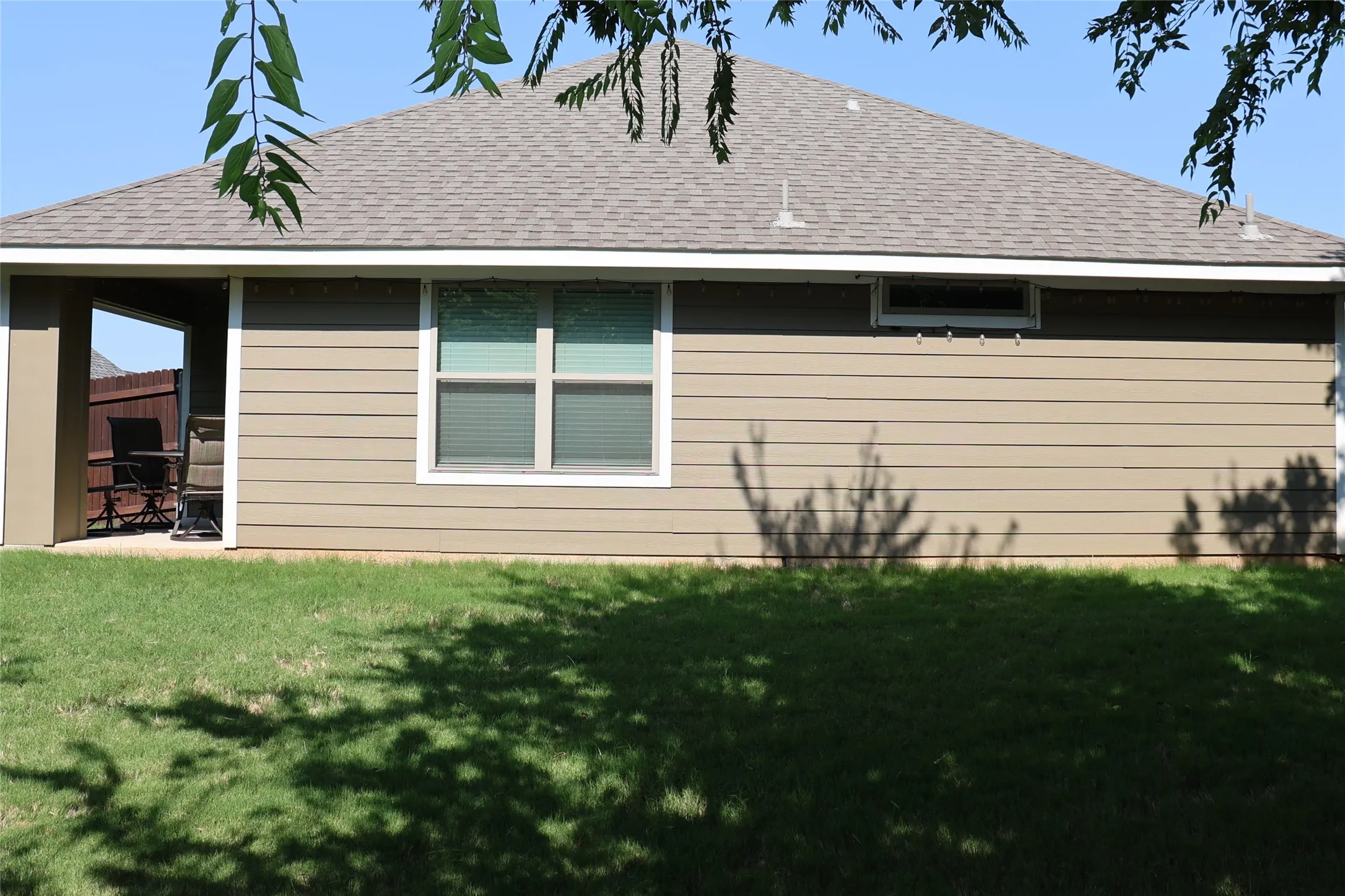 Single Family Residence For Sale in Parker County , 213 Clover Circle, Weatherford, Texas 76086, 3 Bedroom, 2 Bathroom, 2 Garage spaces, 1,332 Sqft, built in 2021, mls#21348685, Real Estate Agent in Weatherford, Homes For Sale in Parker county, Homes For Sale in Weatherford, Realtor in Weatherford Texas, Real Estate Brokerage Independent Realty Texas, Luminita Cordes Realtor