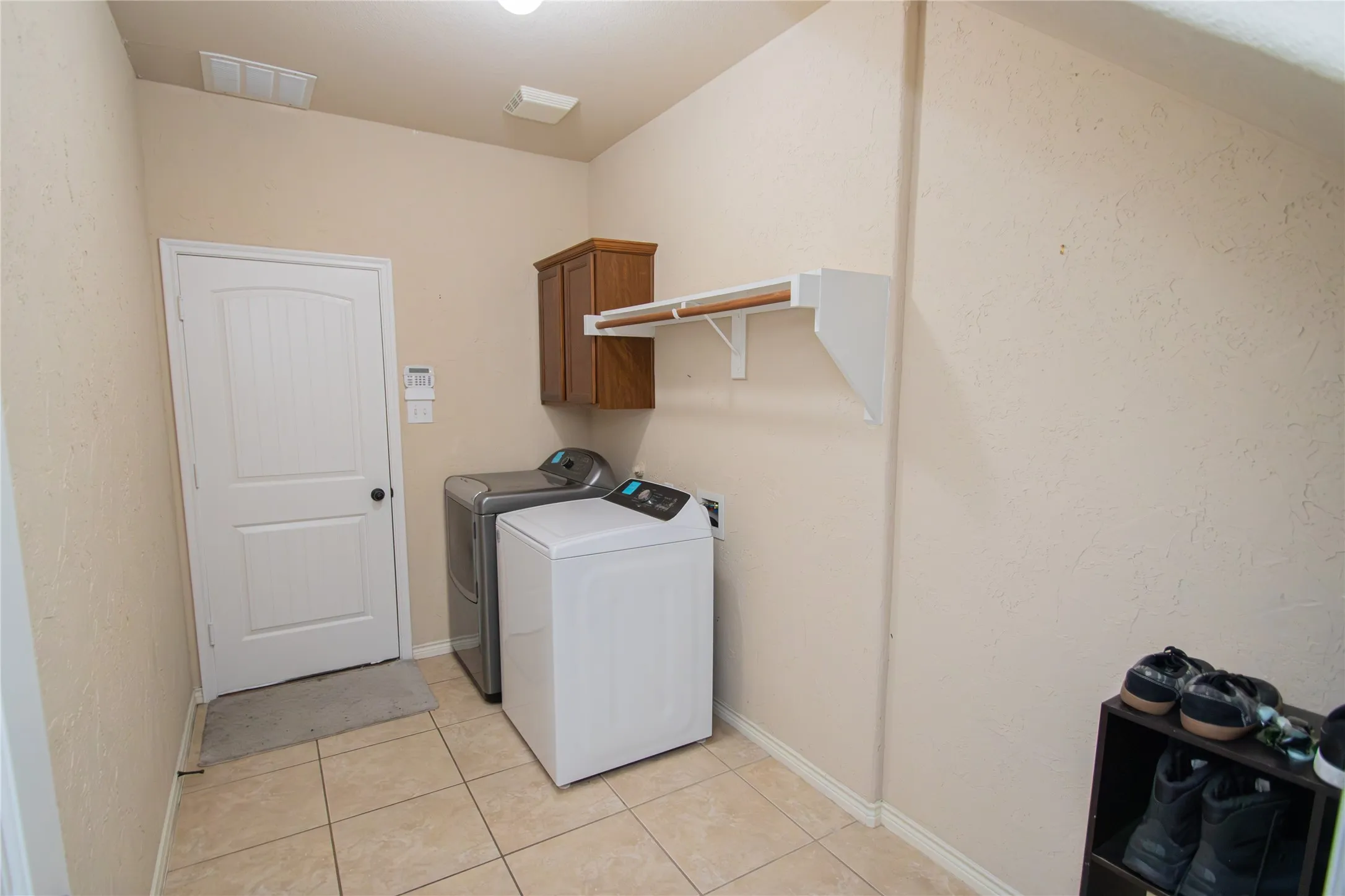Single Family Residence For Rent in Collin County , 10017 Bell Rock Road, Frisco, Texas 75035, 4 Bedroom, 3 Bathroom, 2 Garage spaces, 2,646 Sqft, built in 2009, mls#21348224, Real Estate Agent in Frisco, Homes For Rent in Collin county, Homes For Rent in Frisco, Realtor in Frisco Texas, Real Estate Brokerage Independent Realty Texas, Luminita Cordes Realtor