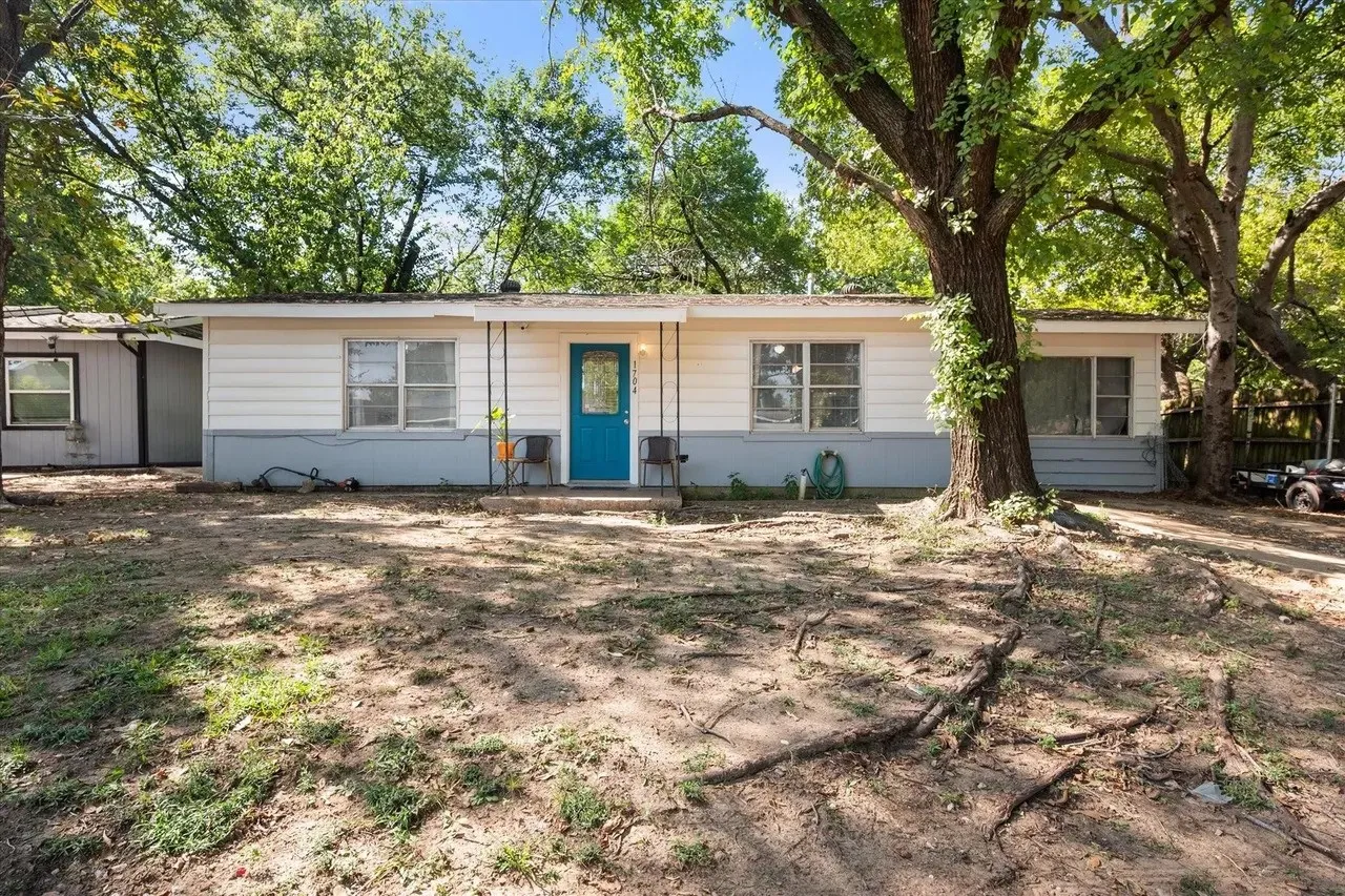 Single Family Residence For Rent in Tarrant County , 1704 Joyce Street, Arlington, Texas 76010, 3 Bedroom, 1 Bathroom, 1 Garage spaces, 1,370 Sqft, built in 1953, mls#21349577, Real Estate Agent in Arlington, Homes For Rent in Tarrant county, Homes For Rent in Arlington, Realtor in Arlington Texas, Real Estate Brokerage Independent Realty Texas, Luminita Cordes Realtor